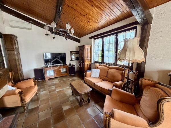 NOUVELLE OPPORTUNITÉ ! 🏡 À découvrir sans tarder ! 

Vous recherchez une maison familiale offrant confort, fonctionnalité et de beaux volumes ? Cette charmante maison individuelle de 111 m² habitables, édifiée sur une parcelle entièrement clôturée de 1 066 m², saura répondre à vos attentes.

✨ Un véritable atout : une vie de plain-pied !

Dès l'entrée, vous serez séduits par un espace accueillant comprenant un coin bureau ouvert, idéal pour le télétravail ou un espace lecture.

Le rez-de-chaussée se compose de :

•	Un salon/séjour agrémenté d'un insert à bois pour des soirées chaleureuses.
•	Une cuisine indépendante aménagée et équipée pouvant être ouverte sur le salon/séjour.
•	Deux belles chambres avec rangements intégrés et parquet en chêne massif.
•	Une salle de bains équipée d'une baignoire et d'une douche.
•	Un WC indépendant.

À l'étage, vous découvrirez :

•	Une grande chambre sous les combles avec point d'eau.
•	Un espace grenier.

🚗 Un sous-sol complet entièrement carrelé vous permettra de profiter de nombreux espaces :

•	Buanderie
•	Chaufferie
•	Cave
•	Atelier
•	Garage pouvant accueillir 2 véhicules

En complément, un garage indépendant de 3 x 6 mètres est implanté sur le côté de la maison, idéal pour un véhicule supplémentaire, un atelier ou du stockage.

🌿 À l'extérieur, vous profiterez d'un agréable jardin entièrement clôturé, parfait pour les enfants, les animaux ou vos moments de détente.

Les + de cette maison :
✅ Maison individuelle
✅ Vie de plain-pied
✅ Pompe à chaleur avec climatisation réversible
✅ Adoucisseur d’eau
✅ Insert à bois
✅ Double vitrage bois
✅ Sous-sol complet carrelé
✅ Garage double + garage indépendant
✅ Terrain de 1 066 m² entièrement clôturé
✅ DPE : C
✅ Taxe foncière : 925 €
📐 Surface habitable : 111 m²
🌳 Terrain : 1 066 m²

Une maison entretenue, fonctionnelle et idéale pour accueillir votre famille dans un environnement agréable.

📞 Contactez-moi dès aujourd'hui pour organiser une visite et découvrir tout le potentiel de ce bien !