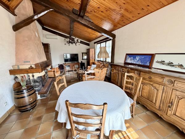 NOUVELLE OPPORTUNITÉ ! 🏡 À découvrir sans tarder ! 

Vous recherchez une maison familiale offrant confort, fonctionnalité et de beaux volumes ? Cette charmante maison individuelle de 111 m² habitables, édifiée sur une parcelle entièrement clôturée de 1 066 m², saura répondre à vos attentes.

✨ Un véritable atout : une vie de plain-pied !

Dès l'entrée, vous serez séduits par un espace accueillant comprenant un coin bureau ouvert, idéal pour le télétravail ou un espace lecture.

Le rez-de-chaussée se compose de :

•	Un salon/séjour agrémenté d'un insert à bois pour des soirées chaleureuses.
•	Une cuisine indépendante aménagée et équipée pouvant être ouverte sur le salon/séjour.
•	Deux belles chambres avec rangements intégrés et parquet en chêne massif.
•	Une salle de bains équipée d'une baignoire et d'une douche.
•	Un WC indépendant.

À l'étage, vous découvrirez :

•	Une grande chambre sous les combles avec point d'eau.
•	Un espace grenier.

🚗 Un sous-sol complet entièrement carrelé vous permettra de profiter de nombreux espaces :

•	Buanderie
•	Chaufferie
•	Cave
•	Atelier
•	Garage pouvant accueillir 2 véhicules

En complément, un garage indépendant de 3 x 6 mètres est implanté sur le côté de la maison, idéal pour un véhicule supplémentaire, un atelier ou du stockage.

🌿 À l'extérieur, vous profiterez d'un agréable jardin entièrement clôturé, parfait pour les enfants, les animaux ou vos moments de détente.

Les + de cette maison :
✅ Maison individuelle
✅ Vie de plain-pied
✅ Pompe à chaleur avec climatisation réversible
✅ Adoucisseur d’eau
✅ Insert à bois
✅ Double vitrage bois
✅ Sous-sol complet carrelé
✅ Garage double + garage indépendant
✅ Terrain de 1 066 m² entièrement clôturé
✅ DPE : C
✅ Taxe foncière : 925 €
📐 Surface habitable : 111 m²
🌳 Terrain : 1 066 m²

Une maison entretenue, fonctionnelle et idéale pour accueillir votre famille dans un environnement agréable.

📞 Contactez-moi dès aujourd'hui pour organiser une visite et découvrir tout le potentiel de ce bien !