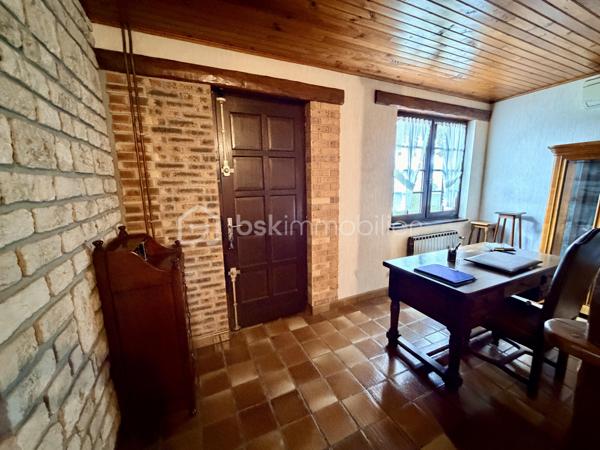 NOUVELLE OPPORTUNITÉ ! 🏡 À découvrir sans tarder ! 

Vous recherchez une maison familiale offrant confort, fonctionnalité et de beaux volumes ? Cette charmante maison individuelle de 111 m² habitables, édifiée sur une parcelle entièrement clôturée de 1 066 m², saura répondre à vos attentes.

✨ Un véritable atout : une vie de plain-pied !

Dès l'entrée, vous serez séduits par un espace accueillant comprenant un coin bureau ouvert, idéal pour le télétravail ou un espace lecture.

Le rez-de-chaussée se compose de :

•	Un salon/séjour agrémenté d'un insert à bois pour des soirées chaleureuses.
•	Une cuisine indépendante aménagée et équipée pouvant être ouverte sur le salon/séjour.
•	Deux belles chambres avec rangements intégrés et parquet en chêne massif.
•	Une salle de bains équipée d'une baignoire et d'une douche.
•	Un WC indépendant.

À l'étage, vous découvrirez :

•	Une grande chambre sous les combles avec point d'eau.
•	Un espace grenier.

🚗 Un sous-sol complet entièrement carrelé vous permettra de profiter de nombreux espaces :

•	Buanderie
•	Chaufferie
•	Cave
•	Atelier
•	Garage pouvant accueillir 2 véhicules

En complément, un garage indépendant de 3 x 6 mètres est implanté sur le côté de la maison, idéal pour un véhicule supplémentaire, un atelier ou du stockage.

🌿 À l'extérieur, vous profiterez d'un agréable jardin entièrement clôturé, parfait pour les enfants, les animaux ou vos moments de détente.

Les + de cette maison :
✅ Maison individuelle
✅ Vie de plain-pied
✅ Pompe à chaleur avec climatisation réversible
✅ Adoucisseur d’eau
✅ Insert à bois
✅ Double vitrage bois
✅ Sous-sol complet carrelé
✅ Garage double + garage indépendant
✅ Terrain de 1 066 m² entièrement clôturé
✅ DPE : C
✅ Taxe foncière : 925 €
📐 Surface habitable : 111 m²
🌳 Terrain : 1 066 m²

Une maison entretenue, fonctionnelle et idéale pour accueillir votre famille dans un environnement agréable.

📞 Contactez-moi dès aujourd'hui pour organiser une visite et découvrir tout le potentiel de ce bien !