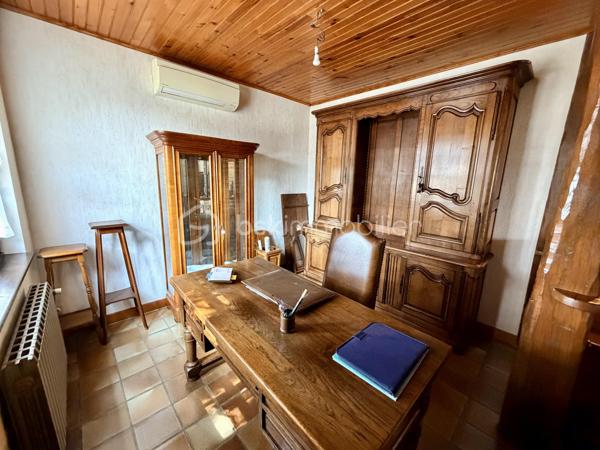 NOUVELLE OPPORTUNITÉ ! 🏡 À découvrir sans tarder ! 

Vous recherchez une maison familiale offrant confort, fonctionnalité et de beaux volumes ? Cette charmante maison individuelle de 111 m² habitables, édifiée sur une parcelle entièrement clôturée de 1 066 m², saura répondre à vos attentes.

✨ Un véritable atout : une vie de plain-pied !

Dès l'entrée, vous serez séduits par un espace accueillant comprenant un coin bureau ouvert, idéal pour le télétravail ou un espace lecture.

Le rez-de-chaussée se compose de :

•	Un salon/séjour agrémenté d'un insert à bois pour des soirées chaleureuses.
•	Une cuisine indépendante aménagée et équipée pouvant être ouverte sur le salon/séjour.
•	Deux belles chambres avec rangements intégrés et parquet en chêne massif.
•	Une salle de bains équipée d'une baignoire et d'une douche.
•	Un WC indépendant.

À l'étage, vous découvrirez :

•	Une grande chambre sous les combles avec point d'eau.
•	Un espace grenier.

🚗 Un sous-sol complet entièrement carrelé vous permettra de profiter de nombreux espaces :

•	Buanderie
•	Chaufferie
•	Cave
•	Atelier
•	Garage pouvant accueillir 2 véhicules

En complément, un garage indépendant de 3 x 6 mètres est implanté sur le côté de la maison, idéal pour un véhicule supplémentaire, un atelier ou du stockage.

🌿 À l'extérieur, vous profiterez d'un agréable jardin entièrement clôturé, parfait pour les enfants, les animaux ou vos moments de détente.

Les + de cette maison :
✅ Maison individuelle
✅ Vie de plain-pied
✅ Pompe à chaleur avec climatisation réversible
✅ Adoucisseur d’eau
✅ Insert à bois
✅ Double vitrage bois
✅ Sous-sol complet carrelé
✅ Garage double + garage indépendant
✅ Terrain de 1 066 m² entièrement clôturé
✅ DPE : C
✅ Taxe foncière : 925 €
📐 Surface habitable : 111 m²
🌳 Terrain : 1 066 m²

Une maison entretenue, fonctionnelle et idéale pour accueillir votre famille dans un environnement agréable.

📞 Contactez-moi dès aujourd'hui pour organiser une visite et découvrir tout le potentiel de ce bien !
