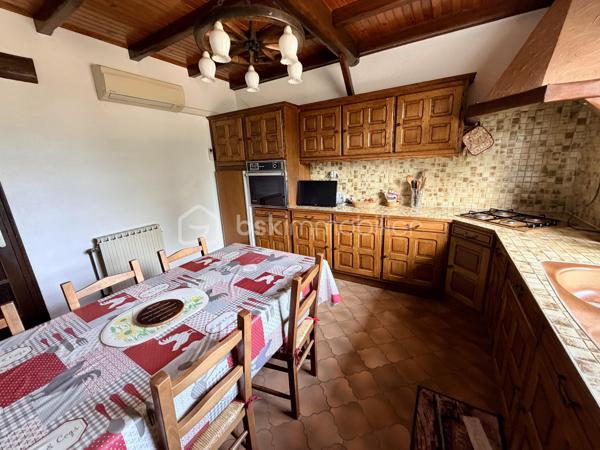NOUVELLE OPPORTUNITÉ ! 🏡 À découvrir sans tarder ! 

Vous recherchez une maison familiale offrant confort, fonctionnalité et de beaux volumes ? Cette charmante maison individuelle de 111 m² habitables, édifiée sur une parcelle entièrement clôturée de 1 066 m², saura répondre à vos attentes.

✨ Un véritable atout : une vie de plain-pied !

Dès l'entrée, vous serez séduits par un espace accueillant comprenant un coin bureau ouvert, idéal pour le télétravail ou un espace lecture.

Le rez-de-chaussée se compose de :

•	Un salon/séjour agrémenté d'un insert à bois pour des soirées chaleureuses.
•	Une cuisine indépendante aménagée et équipée pouvant être ouverte sur le salon/séjour.
•	Deux belles chambres avec rangements intégrés et parquet en chêne massif.
•	Une salle de bains équipée d'une baignoire et d'une douche.
•	Un WC indépendant.

À l'étage, vous découvrirez :

•	Une grande chambre sous les combles avec point d'eau.
•	Un espace grenier.

🚗 Un sous-sol complet entièrement carrelé vous permettra de profiter de nombreux espaces :

•	Buanderie
•	Chaufferie
•	Cave
•	Atelier
•	Garage pouvant accueillir 2 véhicules

En complément, un garage indépendant de 3 x 6 mètres est implanté sur le côté de la maison, idéal pour un véhicule supplémentaire, un atelier ou du stockage.

🌿 À l'extérieur, vous profiterez d'un agréable jardin entièrement clôturé, parfait pour les enfants, les animaux ou vos moments de détente.

Les + de cette maison :
✅ Maison individuelle
✅ Vie de plain-pied
✅ Pompe à chaleur avec climatisation réversible
✅ Adoucisseur d’eau
✅ Insert à bois
✅ Double vitrage bois
✅ Sous-sol complet carrelé
✅ Garage double + garage indépendant
✅ Terrain de 1 066 m² entièrement clôturé
✅ DPE : C
✅ Taxe foncière : 925 €
📐 Surface habitable : 111 m²
🌳 Terrain : 1 066 m²

Une maison entretenue, fonctionnelle et idéale pour accueillir votre famille dans un environnement agréable.

📞 Contactez-moi dès aujourd'hui pour organiser une visite et découvrir tout le potentiel de ce bien !