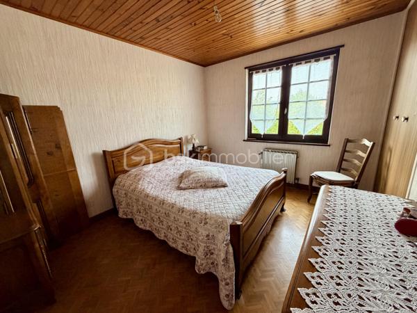 NOUVELLE OPPORTUNITÉ ! 🏡 À découvrir sans tarder ! 

Vous recherchez une maison familiale offrant confort, fonctionnalité et de beaux volumes ? Cette charmante maison individuelle de 111 m² habitables, édifiée sur une parcelle entièrement clôturée de 1 066 m², saura répondre à vos attentes.

✨ Un véritable atout : une vie de plain-pied !

Dès l'entrée, vous serez séduits par un espace accueillant comprenant un coin bureau ouvert, idéal pour le télétravail ou un espace lecture.

Le rez-de-chaussée se compose de :

•	Un salon/séjour agrémenté d'un insert à bois pour des soirées chaleureuses.
•	Une cuisine indépendante aménagée et équipée pouvant être ouverte sur le salon/séjour.
•	Deux belles chambres avec rangements intégrés et parquet en chêne massif.
•	Une salle de bains équipée d'une baignoire et d'une douche.
•	Un WC indépendant.

À l'étage, vous découvrirez :

•	Une grande chambre sous les combles avec point d'eau.
•	Un espace grenier.

🚗 Un sous-sol complet entièrement carrelé vous permettra de profiter de nombreux espaces :

•	Buanderie
•	Chaufferie
•	Cave
•	Atelier
•	Garage pouvant accueillir 2 véhicules

En complément, un garage indépendant de 3 x 6 mètres est implanté sur le côté de la maison, idéal pour un véhicule supplémentaire, un atelier ou du stockage.

🌿 À l'extérieur, vous profiterez d'un agréable jardin entièrement clôturé, parfait pour les enfants, les animaux ou vos moments de détente.

Les + de cette maison :
✅ Maison individuelle
✅ Vie de plain-pied
✅ Pompe à chaleur avec climatisation réversible
✅ Adoucisseur d’eau
✅ Insert à bois
✅ Double vitrage bois
✅ Sous-sol complet carrelé
✅ Garage double + garage indépendant
✅ Terrain de 1 066 m² entièrement clôturé
✅ DPE : C
✅ Taxe foncière : 925 €
📐 Surface habitable : 111 m²
🌳 Terrain : 1 066 m²

Une maison entretenue, fonctionnelle et idéale pour accueillir votre famille dans un environnement agréable.

📞 Contactez-moi dès aujourd'hui pour organiser une visite et découvrir tout le potentiel de ce bien !