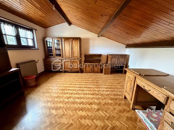 NOUVELLE OPPORTUNITÉ ! 🏡 À découvrir sans tarder ! 

Vous recherchez une maison familiale offrant confort, fonctionnalité et de beaux volumes ? Cette charmante maison individuelle de 111 m² habitables, édifiée sur une parcelle entièrement clôturée de 1 066 m², saura répondre à vos attentes.

✨ Un véritable atout : une vie de plain-pied !

Dès l'entrée, vous serez séduits par un espace accueillant comprenant un coin bureau ouvert, idéal pour le télétravail ou un espace lecture.

Le rez-de-chaussée se compose de :

•	Un salon/séjour agrémenté d'un insert à bois pour des soirées chaleureuses.
•	Une cuisine indépendante aménagée et équipée pouvant être ouverte sur le salon/séjour.
•	Deux belles chambres avec rangements intégrés et parquet en chêne massif.
•	Une salle de bains équipée d'une baignoire et d'une douche.
•	Un WC indépendant.

À l'étage, vous découvrirez :

•	Une grande chambre sous les combles avec point d'eau.
•	Un espace grenier.

🚗 Un sous-sol complet entièrement carrelé vous permettra de profiter de nombreux espaces :

•	Buanderie
•	Chaufferie
•	Cave
•	Atelier
•	Garage pouvant accueillir 2 véhicules

En complément, un garage indépendant de 3 x 6 mètres est implanté sur le côté de la maison, idéal pour un véhicule supplémentaire, un atelier ou du stockage.

🌿 À l'extérieur, vous profiterez d'un agréable jardin entièrement clôturé, parfait pour les enfants, les animaux ou vos moments de détente.

Les + de cette maison :
✅ Maison individuelle
✅ Vie de plain-pied
✅ Pompe à chaleur avec climatisation réversible
✅ Adoucisseur d’eau
✅ Insert à bois
✅ Double vitrage bois
✅ Sous-sol complet carrelé
✅ Garage double + garage indépendant
✅ Terrain de 1 066 m² entièrement clôturé
✅ DPE : C
✅ Taxe foncière : 925 €
📐 Surface habitable : 111 m²
🌳 Terrain : 1 066 m²

Une maison entretenue, fonctionnelle et idéale pour accueillir votre famille dans un environnement agréable.

📞 Contactez-moi dès aujourd'hui pour organiser une visite et découvrir tout le potentiel de ce bien !