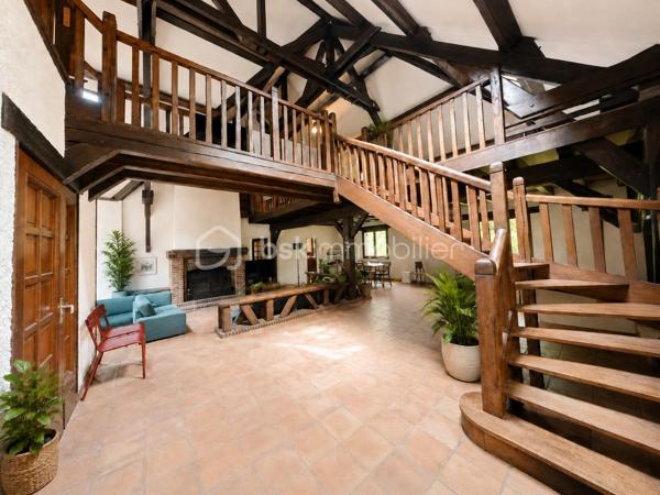 Demeure de charme de 12 pièces d’environ 344 m² habitables sur sous-sol total de 241 m²– Grand terrain boisé DE 7 300 m², calme absolu, sans vis-à-vis, 9 chambres, deux salles d'eau, une salle de bain, quatre WC séparés, avec près de 585 m² de potentiel global entre habitation et dépendances.

Au cœur d’un environnement rare, paisible et verdoyant, venez découvrir cette superbe propriété de charme, nichée dans un écrin de nature d’environ 7 300 m². Ici, tout invite à la sérénité : le calme, les arbres, l’espace, l’absence de vis-à-vis et cette impression immédiate d’être dans un lieu privilégié, à l’abri du bruit et du regard.

Dès l’arrivée, la maison séduit par son allure élégante, son architecture chaleureuse et ses très beaux volumes. Avec environ 344 m² habitables, elle offre un confort de vie remarquable, pensé pour une grande famille, pour recevoir, pour télétravailler, ou encore pour imaginer un projet de résidence secondaire, familiale ou de maison d’hôtes.

Le rez-de-chaussée développe à lui seul près de 200 m² et s’articule autour d’une pièce de vie spectaculaire d’environ 170 m². Ce vaste espace, à la fois lumineux, convivial et impressionnant par ses volumes, constitue le véritable cœur de la maison. Le hall et la pièce de réception créent immédiatement une atmosphère unique : on s’y projette naturellement pour partager de grands repas, recevoir des amis, profiter de moments en famille ou simplement savourer le calme de la propriété.

La maison dispose également d’une cuisine fonctionnelle, de plusieurs chambres au rez-de-chaussée, de salles d’eau, de rangements et d’espaces de dégagement généreux. Les ouvertures sur l’extérieur permettent de profiter pleinement du jardin, des terrasses et de la nature environnante.

À l’étage, l’espace continue de surprendre par ses volumes. Environ 145 m² habitables viennent compléter la maison, avec une grande pièce salon-bibliothèque d’environ 48 m², idéale pour créer un second salon, une salle de jeux, un espace lecture, un bureau de caractère ou un lieu de détente indépendant. Plusieurs chambres supplémentaires permettent d’accueillir famille, enfants, invités ou d’aménager des espaces selon les besoins de chacun.

Cette propriété offre une vraie liberté d’usage : chacun peut y trouver sa place, sans jamais se sentir à l’étroit. Les volumes sont rares, l’organisation est fluide, et la maison dégage une atmosphère à la fois familiale, élégante et chaleureuse.

Côté annexes, le bien dispose d’un sous-sol d’environ 187 m², offrant de nombreuses possibilités : garage, stockage, atelier, cave, espace technique ou rangement complémentaire. Un grand préau d’environ 54 m² permet également de stationner plusieurs véhicules à l’abri, avec une capacité confortable de deux à quatre voitures selon l’organisation souhaitée. Au total, les dépendances représentent environ 241 m², portant l’ensemble habitable et annexes à environ 585 m².

À l’extérieur, le terrain boisé d’environ 7 300 m² constitue l’un des grands atouts de cette propriété. Le cadre est superbe, verdoyant, intime, sans vis-à-vis, avec une vraie sensation d’espace et de tranquillité. C’est un lieu où l’on respire, où l’on entend la nature, où l’on peut imaginer des moments simples et précieux : petits-déjeuners en terrasse, soirées d’été, jeux d’enfants, promenades dans le jardin, ou simplement le plaisir de profiter d’un environnement exceptionnel au quotidien.

Cette demeure s’adresse à des acquéreurs en recherche d’un bien différent, avec une âme, de l’espace, du charme et un cadre de vie privilégié. Une maison qui ne se résume pas à des mètres carrés, mais à une véritable sensation de bien-être dès les premiers instants.

Un bien rare, généreux, lumineux, fonctionnel et plein de potentiel, à découvrir absolument pour en apprécier toute la force et l’atmosphère.

Pour tout renseignement complémentaire ou pour organiser une visite, je reste à votre disposition. Une visite permettra de ressentir pleinement le charme, le calme et le caractère exceptionnel de cette propriété
