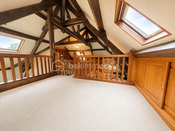 Demeure de charme de 12 pièces d’environ 344 m² habitables sur sous-sol total de 241 m²– Grand terrain boisé DE 7 300 m², calme absolu, sans vis-à-vis, 9 chambres, deux salles d'eau, une salle de bain, quatre WC séparés, avec près de 585 m² de potentiel global entre habitation et dépendances.

Au cœur d’un environnement rare, paisible et verdoyant, venez découvrir cette superbe propriété de charme, nichée dans un écrin de nature d’environ 7 300 m². Ici, tout invite à la sérénité : le calme, les arbres, l’espace, l’absence de vis-à-vis et cette impression immédiate d’être dans un lieu privilégié, à l’abri du bruit et du regard.

Dès l’arrivée, la maison séduit par son allure élégante, son architecture chaleureuse et ses très beaux volumes. Avec environ 344 m² habitables, elle offre un confort de vie remarquable, pensé pour une grande famille, pour recevoir, pour télétravailler, ou encore pour imaginer un projet de résidence secondaire, familiale ou de maison d’hôtes.

Le rez-de-chaussée développe à lui seul près de 200 m² et s’articule autour d’une pièce de vie spectaculaire d’environ 170 m². Ce vaste espace, à la fois lumineux, convivial et impressionnant par ses volumes, constitue le véritable cœur de la maison. Le hall et la pièce de réception créent immédiatement une atmosphère unique : on s’y projette naturellement pour partager de grands repas, recevoir des amis, profiter de moments en famille ou simplement savourer le calme de la propriété.

La maison dispose également d’une cuisine fonctionnelle, de plusieurs chambres au rez-de-chaussée, de salles d’eau, de rangements et d’espaces de dégagement généreux. Les ouvertures sur l’extérieur permettent de profiter pleinement du jardin, des terrasses et de la nature environnante.

À l’étage, l’espace continue de surprendre par ses volumes. Environ 145 m² habitables viennent compléter la maison, avec une grande pièce salon-bibliothèque d’environ 48 m², idéale pour créer un second salon, une salle de jeux, un espace lecture, un bureau de caractère ou un lieu de détente indépendant. Plusieurs chambres supplémentaires permettent d’accueillir famille, enfants, invités ou d’aménager des espaces selon les besoins de chacun.

Cette propriété offre une vraie liberté d’usage : chacun peut y trouver sa place, sans jamais se sentir à l’étroit. Les volumes sont rares, l’organisation est fluide, et la maison dégage une atmosphère à la fois familiale, élégante et chaleureuse.

Côté annexes, le bien dispose d’un sous-sol d’environ 187 m², offrant de nombreuses possibilités : garage, stockage, atelier, cave, espace technique ou rangement complémentaire. Un grand préau d’environ 54 m² permet également de stationner plusieurs véhicules à l’abri, avec une capacité confortable de deux à quatre voitures selon l’organisation souhaitée. Au total, les dépendances représentent environ 241 m², portant l’ensemble habitable et annexes à environ 585 m².

À l’extérieur, le terrain boisé d’environ 7 300 m² constitue l’un des grands atouts de cette propriété. Le cadre est superbe, verdoyant, intime, sans vis-à-vis, avec une vraie sensation d’espace et de tranquillité. C’est un lieu où l’on respire, où l’on entend la nature, où l’on peut imaginer des moments simples et précieux : petits-déjeuners en terrasse, soirées d’été, jeux d’enfants, promenades dans le jardin, ou simplement le plaisir de profiter d’un environnement exceptionnel au quotidien.

Cette demeure s’adresse à des acquéreurs en recherche d’un bien différent, avec une âme, de l’espace, du charme et un cadre de vie privilégié. Une maison qui ne se résume pas à des mètres carrés, mais à une véritable sensation de bien-être dès les premiers instants.

Un bien rare, généreux, lumineux, fonctionnel et plein de potentiel, à découvrir absolument pour en apprécier toute la force et l’atmosphère.

Pour tout renseignement complémentaire ou pour organiser une visite, je reste à votre disposition. Une visite permettra de ressentir pleinement le charme, le calme et le caractère exceptionnel de cette propriété