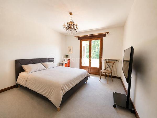 Demeure de charme de 12 pièces d’environ 344 m² habitables sur sous-sol total de 241 m²– Grand terrain boisé DE 7 300 m², calme absolu, sans vis-à-vis, 9 chambres, deux salles d'eau, une salle de bain, quatre WC séparés, avec près de 585 m² de potentiel global entre habitation et dépendances.

Au cœur d’un environnement rare, paisible et verdoyant, venez découvrir cette superbe propriété de charme, nichée dans un écrin de nature d’environ 7 300 m². Ici, tout invite à la sérénité : le calme, les arbres, l’espace, l’absence de vis-à-vis et cette impression immédiate d’être dans un lieu privilégié, à l’abri du bruit et du regard.

Dès l’arrivée, la maison séduit par son allure élégante, son architecture chaleureuse et ses très beaux volumes. Avec environ 344 m² habitables, elle offre un confort de vie remarquable, pensé pour une grande famille, pour recevoir, pour télétravailler, ou encore pour imaginer un projet de résidence secondaire, familiale ou de maison d’hôtes.

Le rez-de-chaussée développe à lui seul près de 200 m² et s’articule autour d’une pièce de vie spectaculaire d’environ 170 m². Ce vaste espace, à la fois lumineux, convivial et impressionnant par ses volumes, constitue le véritable cœur de la maison. Le hall et la pièce de réception créent immédiatement une atmosphère unique : on s’y projette naturellement pour partager de grands repas, recevoir des amis, profiter de moments en famille ou simplement savourer le calme de la propriété.

La maison dispose également d’une cuisine fonctionnelle, de plusieurs chambres au rez-de-chaussée, de salles d’eau, de rangements et d’espaces de dégagement généreux. Les ouvertures sur l’extérieur permettent de profiter pleinement du jardin, des terrasses et de la nature environnante.

À l’étage, l’espace continue de surprendre par ses volumes. Environ 145 m² habitables viennent compléter la maison, avec une grande pièce salon-bibliothèque d’environ 48 m², idéale pour créer un second salon, une salle de jeux, un espace lecture, un bureau de caractère ou un lieu de détente indépendant. Plusieurs chambres supplémentaires permettent d’accueillir famille, enfants, invités ou d’aménager des espaces selon les besoins de chacun.

Cette propriété offre une vraie liberté d’usage : chacun peut y trouver sa place, sans jamais se sentir à l’étroit. Les volumes sont rares, l’organisation est fluide, et la maison dégage une atmosphère à la fois familiale, élégante et chaleureuse.

Côté annexes, le bien dispose d’un sous-sol d’environ 187 m², offrant de nombreuses possibilités : garage, stockage, atelier, cave, espace technique ou rangement complémentaire. Un grand préau d’environ 54 m² permet également de stationner plusieurs véhicules à l’abri, avec une capacité confortable de deux à quatre voitures selon l’organisation souhaitée. Au total, les dépendances représentent environ 241 m², portant l’ensemble habitable et annexes à environ 585 m².

À l’extérieur, le terrain boisé d’environ 7 300 m² constitue l’un des grands atouts de cette propriété. Le cadre est superbe, verdoyant, intime, sans vis-à-vis, avec une vraie sensation d’espace et de tranquillité. C’est un lieu où l’on respire, où l’on entend la nature, où l’on peut imaginer des moments simples et précieux : petits-déjeuners en terrasse, soirées d’été, jeux d’enfants, promenades dans le jardin, ou simplement le plaisir de profiter d’un environnement exceptionnel au quotidien.

Cette demeure s’adresse à des acquéreurs en recherche d’un bien différent, avec une âme, de l’espace, du charme et un cadre de vie privilégié. Une maison qui ne se résume pas à des mètres carrés, mais à une véritable sensation de bien-être dès les premiers instants.

Un bien rare, généreux, lumineux, fonctionnel et plein de potentiel, à découvrir absolument pour en apprécier toute la force et l’atmosphère.

Pour tout renseignement complémentaire ou pour organiser une visite, je reste à votre disposition. Une visite permettra de ressentir pleinement le charme, le calme et le caractère exceptionnel de cette propriété