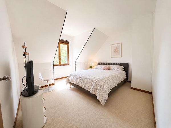 Demeure de charme de 12 pièces d’environ 344 m² habitables sur sous-sol total de 241 m²– Grand terrain boisé DE 7 300 m², calme absolu, sans vis-à-vis, 9 chambres, deux salles d'eau, une salle de bain, quatre WC séparés, avec près de 585 m² de potentiel global entre habitation et dépendances.

Au cœur d’un environnement rare, paisible et verdoyant, venez découvrir cette superbe propriété de charme, nichée dans un écrin de nature d’environ 7 300 m². Ici, tout invite à la sérénité : le calme, les arbres, l’espace, l’absence de vis-à-vis et cette impression immédiate d’être dans un lieu privilégié, à l’abri du bruit et du regard.

Dès l’arrivée, la maison séduit par son allure élégante, son architecture chaleureuse et ses très beaux volumes. Avec environ 344 m² habitables, elle offre un confort de vie remarquable, pensé pour une grande famille, pour recevoir, pour télétravailler, ou encore pour imaginer un projet de résidence secondaire, familiale ou de maison d’hôtes.

Le rez-de-chaussée développe à lui seul près de 200 m² et s’articule autour d’une pièce de vie spectaculaire d’environ 170 m². Ce vaste espace, à la fois lumineux, convivial et impressionnant par ses volumes, constitue le véritable cœur de la maison. Le hall et la pièce de réception créent immédiatement une atmosphère unique : on s’y projette naturellement pour partager de grands repas, recevoir des amis, profiter de moments en famille ou simplement savourer le calme de la propriété.

La maison dispose également d’une cuisine fonctionnelle, de plusieurs chambres au rez-de-chaussée, de salles d’eau, de rangements et d’espaces de dégagement généreux. Les ouvertures sur l’extérieur permettent de profiter pleinement du jardin, des terrasses et de la nature environnante.

À l’étage, l’espace continue de surprendre par ses volumes. Environ 145 m² habitables viennent compléter la maison, avec une grande pièce salon-bibliothèque d’environ 48 m², idéale pour créer un second salon, une salle de jeux, un espace lecture, un bureau de caractère ou un lieu de détente indépendant. Plusieurs chambres supplémentaires permettent d’accueillir famille, enfants, invités ou d’aménager des espaces selon les besoins de chacun.

Cette propriété offre une vraie liberté d’usage : chacun peut y trouver sa place, sans jamais se sentir à l’étroit. Les volumes sont rares, l’organisation est fluide, et la maison dégage une atmosphère à la fois familiale, élégante et chaleureuse.

Côté annexes, le bien dispose d’un sous-sol d’environ 187 m², offrant de nombreuses possibilités : garage, stockage, atelier, cave, espace technique ou rangement complémentaire. Un grand préau d’environ 54 m² permet également de stationner plusieurs véhicules à l’abri, avec une capacité confortable de deux à quatre voitures selon l’organisation souhaitée. Au total, les dépendances représentent environ 241 m², portant l’ensemble habitable et annexes à environ 585 m².

À l’extérieur, le terrain boisé d’environ 7 300 m² constitue l’un des grands atouts de cette propriété. Le cadre est superbe, verdoyant, intime, sans vis-à-vis, avec une vraie sensation d’espace et de tranquillité. C’est un lieu où l’on respire, où l’on entend la nature, où l’on peut imaginer des moments simples et précieux : petits-déjeuners en terrasse, soirées d’été, jeux d’enfants, promenades dans le jardin, ou simplement le plaisir de profiter d’un environnement exceptionnel au quotidien.

Cette demeure s’adresse à des acquéreurs en recherche d’un bien différent, avec une âme, de l’espace, du charme et un cadre de vie privilégié. Une maison qui ne se résume pas à des mètres carrés, mais à une véritable sensation de bien-être dès les premiers instants.

Un bien rare, généreux, lumineux, fonctionnel et plein de potentiel, à découvrir absolument pour en apprécier toute la force et l’atmosphère.

Pour tout renseignement complémentaire ou pour organiser une visite, je reste à votre disposition. Une visite permettra de ressentir pleinement le charme, le calme et le caractère exceptionnel de cette propriété