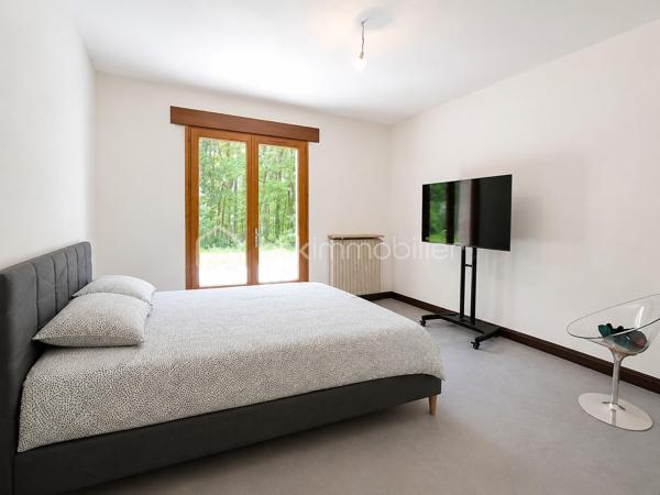 Demeure de charme de 12 pièces d’environ 344 m² habitables sur sous-sol total de 241 m²– Grand terrain boisé DE 7 300 m², calme absolu, sans vis-à-vis, 9 chambres, deux salles d'eau, une salle de bain, quatre WC séparés, avec près de 585 m² de potentiel global entre habitation et dépendances.

Au cœur d’un environnement rare, paisible et verdoyant, venez découvrir cette superbe propriété de charme, nichée dans un écrin de nature d’environ 7 300 m². Ici, tout invite à la sérénité : le calme, les arbres, l’espace, l’absence de vis-à-vis et cette impression immédiate d’être dans un lieu privilégié, à l’abri du bruit et du regard.

Dès l’arrivée, la maison séduit par son allure élégante, son architecture chaleureuse et ses très beaux volumes. Avec environ 344 m² habitables, elle offre un confort de vie remarquable, pensé pour une grande famille, pour recevoir, pour télétravailler, ou encore pour imaginer un projet de résidence secondaire, familiale ou de maison d’hôtes.

Le rez-de-chaussée développe à lui seul près de 200 m² et s’articule autour d’une pièce de vie spectaculaire d’environ 170 m². Ce vaste espace, à la fois lumineux, convivial et impressionnant par ses volumes, constitue le véritable cœur de la maison. Le hall et la pièce de réception créent immédiatement une atmosphère unique : on s’y projette naturellement pour partager de grands repas, recevoir des amis, profiter de moments en famille ou simplement savourer le calme de la propriété.

La maison dispose également d’une cuisine fonctionnelle, de plusieurs chambres au rez-de-chaussée, de salles d’eau, de rangements et d’espaces de dégagement généreux. Les ouvertures sur l’extérieur permettent de profiter pleinement du jardin, des terrasses et de la nature environnante.

À l’étage, l’espace continue de surprendre par ses volumes. Environ 145 m² habitables viennent compléter la maison, avec une grande pièce salon-bibliothèque d’environ 48 m², idéale pour créer un second salon, une salle de jeux, un espace lecture, un bureau de caractère ou un lieu de détente indépendant. Plusieurs chambres supplémentaires permettent d’accueillir famille, enfants, invités ou d’aménager des espaces selon les besoins de chacun.

Cette propriété offre une vraie liberté d’usage : chacun peut y trouver sa place, sans jamais se sentir à l’étroit. Les volumes sont rares, l’organisation est fluide, et la maison dégage une atmosphère à la fois familiale, élégante et chaleureuse.

Côté annexes, le bien dispose d’un sous-sol d’environ 187 m², offrant de nombreuses possibilités : garage, stockage, atelier, cave, espace technique ou rangement complémentaire. Un grand préau d’environ 54 m² permet également de stationner plusieurs véhicules à l’abri, avec une capacité confortable de deux à quatre voitures selon l’organisation souhaitée. Au total, les dépendances représentent environ 241 m², portant l’ensemble habitable et annexes à environ 585 m².

À l’extérieur, le terrain boisé d’environ 7 300 m² constitue l’un des grands atouts de cette propriété. Le cadre est superbe, verdoyant, intime, sans vis-à-vis, avec une vraie sensation d’espace et de tranquillité. C’est un lieu où l’on respire, où l’on entend la nature, où l’on peut imaginer des moments simples et précieux : petits-déjeuners en terrasse, soirées d’été, jeux d’enfants, promenades dans le jardin, ou simplement le plaisir de profiter d’un environnement exceptionnel au quotidien.

Cette demeure s’adresse à des acquéreurs en recherche d’un bien différent, avec une âme, de l’espace, du charme et un cadre de vie privilégié. Une maison qui ne se résume pas à des mètres carrés, mais à une véritable sensation de bien-être dès les premiers instants.

Un bien rare, généreux, lumineux, fonctionnel et plein de potentiel, à découvrir absolument pour en apprécier toute la force et l’atmosphère.

Pour tout renseignement complémentaire ou pour organiser une visite, je reste à votre disposition. Une visite permettra de ressentir pleinement le charme, le calme et le caractère exceptionnel de cette propriété