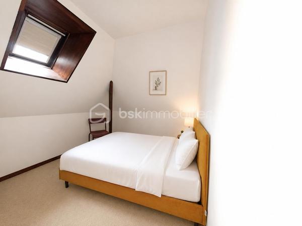 Demeure de charme de 12 pièces d’environ 344 m² habitables sur sous-sol total de 241 m²– Grand terrain boisé DE 7 300 m², calme absolu, sans vis-à-vis, 9 chambres, deux salles d'eau, une salle de bain, quatre WC séparés, avec près de 585 m² de potentiel global entre habitation et dépendances.

Au cœur d’un environnement rare, paisible et verdoyant, venez découvrir cette superbe propriété de charme, nichée dans un écrin de nature d’environ 7 300 m². Ici, tout invite à la sérénité : le calme, les arbres, l’espace, l’absence de vis-à-vis et cette impression immédiate d’être dans un lieu privilégié, à l’abri du bruit et du regard.

Dès l’arrivée, la maison séduit par son allure élégante, son architecture chaleureuse et ses très beaux volumes. Avec environ 344 m² habitables, elle offre un confort de vie remarquable, pensé pour une grande famille, pour recevoir, pour télétravailler, ou encore pour imaginer un projet de résidence secondaire, familiale ou de maison d’hôtes.

Le rez-de-chaussée développe à lui seul près de 200 m² et s’articule autour d’une pièce de vie spectaculaire d’environ 170 m². Ce vaste espace, à la fois lumineux, convivial et impressionnant par ses volumes, constitue le véritable cœur de la maison. Le hall et la pièce de réception créent immédiatement une atmosphère unique : on s’y projette naturellement pour partager de grands repas, recevoir des amis, profiter de moments en famille ou simplement savourer le calme de la propriété.

La maison dispose également d’une cuisine fonctionnelle, de plusieurs chambres au rez-de-chaussée, de salles d’eau, de rangements et d’espaces de dégagement généreux. Les ouvertures sur l’extérieur permettent de profiter pleinement du jardin, des terrasses et de la nature environnante.

À l’étage, l’espace continue de surprendre par ses volumes. Environ 145 m² habitables viennent compléter la maison, avec une grande pièce salon-bibliothèque d’environ 48 m², idéale pour créer un second salon, une salle de jeux, un espace lecture, un bureau de caractère ou un lieu de détente indépendant. Plusieurs chambres supplémentaires permettent d’accueillir famille, enfants, invités ou d’aménager des espaces selon les besoins de chacun.

Cette propriété offre une vraie liberté d’usage : chacun peut y trouver sa place, sans jamais se sentir à l’étroit. Les volumes sont rares, l’organisation est fluide, et la maison dégage une atmosphère à la fois familiale, élégante et chaleureuse.

Côté annexes, le bien dispose d’un sous-sol d’environ 187 m², offrant de nombreuses possibilités : garage, stockage, atelier, cave, espace technique ou rangement complémentaire. Un grand préau d’environ 54 m² permet également de stationner plusieurs véhicules à l’abri, avec une capacité confortable de deux à quatre voitures selon l’organisation souhaitée. Au total, les dépendances représentent environ 241 m², portant l’ensemble habitable et annexes à environ 585 m².

À l’extérieur, le terrain boisé d’environ 7 300 m² constitue l’un des grands atouts de cette propriété. Le cadre est superbe, verdoyant, intime, sans vis-à-vis, avec une vraie sensation d’espace et de tranquillité. C’est un lieu où l’on respire, où l’on entend la nature, où l’on peut imaginer des moments simples et précieux : petits-déjeuners en terrasse, soirées d’été, jeux d’enfants, promenades dans le jardin, ou simplement le plaisir de profiter d’un environnement exceptionnel au quotidien.

Cette demeure s’adresse à des acquéreurs en recherche d’un bien différent, avec une âme, de l’espace, du charme et un cadre de vie privilégié. Une maison qui ne se résume pas à des mètres carrés, mais à une véritable sensation de bien-être dès les premiers instants.

Un bien rare, généreux, lumineux, fonctionnel et plein de potentiel, à découvrir absolument pour en apprécier toute la force et l’atmosphère.

Pour tout renseignement complémentaire ou pour organiser une visite, je reste à votre disposition. Une visite permettra de ressentir pleinement le charme, le calme et le caractère exceptionnel de cette propriété