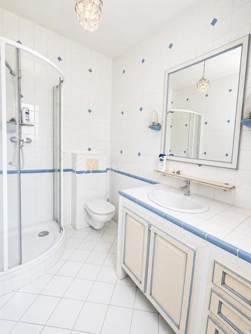 Demeure de charme de 12 pièces d’environ 344 m² habitables sur sous-sol total de 241 m²– Grand terrain boisé DE 7 300 m², calme absolu, sans vis-à-vis, 9 chambres, deux salles d'eau, une salle de bain, quatre WC séparés, avec près de 585 m² de potentiel global entre habitation et dépendances.

Au cœur d’un environnement rare, paisible et verdoyant, venez découvrir cette superbe propriété de charme, nichée dans un écrin de nature d’environ 7 300 m². Ici, tout invite à la sérénité : le calme, les arbres, l’espace, l’absence de vis-à-vis et cette impression immédiate d’être dans un lieu privilégié, à l’abri du bruit et du regard.

Dès l’arrivée, la maison séduit par son allure élégante, son architecture chaleureuse et ses très beaux volumes. Avec environ 344 m² habitables, elle offre un confort de vie remarquable, pensé pour une grande famille, pour recevoir, pour télétravailler, ou encore pour imaginer un projet de résidence secondaire, familiale ou de maison d’hôtes.

Le rez-de-chaussée développe à lui seul près de 200 m² et s’articule autour d’une pièce de vie spectaculaire d’environ 170 m². Ce vaste espace, à la fois lumineux, convivial et impressionnant par ses volumes, constitue le véritable cœur de la maison. Le hall et la pièce de réception créent immédiatement une atmosphère unique : on s’y projette naturellement pour partager de grands repas, recevoir des amis, profiter de moments en famille ou simplement savourer le calme de la propriété.

La maison dispose également d’une cuisine fonctionnelle, de plusieurs chambres au rez-de-chaussée, de salles d’eau, de rangements et d’espaces de dégagement généreux. Les ouvertures sur l’extérieur permettent de profiter pleinement du jardin, des terrasses et de la nature environnante.

À l’étage, l’espace continue de surprendre par ses volumes. Environ 145 m² habitables viennent compléter la maison, avec une grande pièce salon-bibliothèque d’environ 48 m², idéale pour créer un second salon, une salle de jeux, un espace lecture, un bureau de caractère ou un lieu de détente indépendant. Plusieurs chambres supplémentaires permettent d’accueillir famille, enfants, invités ou d’aménager des espaces selon les besoins de chacun.

Cette propriété offre une vraie liberté d’usage : chacun peut y trouver sa place, sans jamais se sentir à l’étroit. Les volumes sont rares, l’organisation est fluide, et la maison dégage une atmosphère à la fois familiale, élégante et chaleureuse.

Côté annexes, le bien dispose d’un sous-sol d’environ 187 m², offrant de nombreuses possibilités : garage, stockage, atelier, cave, espace technique ou rangement complémentaire. Un grand préau d’environ 54 m² permet également de stationner plusieurs véhicules à l’abri, avec une capacité confortable de deux à quatre voitures selon l’organisation souhaitée. Au total, les dépendances représentent environ 241 m², portant l’ensemble habitable et annexes à environ 585 m².

À l’extérieur, le terrain boisé d’environ 7 300 m² constitue l’un des grands atouts de cette propriété. Le cadre est superbe, verdoyant, intime, sans vis-à-vis, avec une vraie sensation d’espace et de tranquillité. C’est un lieu où l’on respire, où l’on entend la nature, où l’on peut imaginer des moments simples et précieux : petits-déjeuners en terrasse, soirées d’été, jeux d’enfants, promenades dans le jardin, ou simplement le plaisir de profiter d’un environnement exceptionnel au quotidien.

Cette demeure s’adresse à des acquéreurs en recherche d’un bien différent, avec une âme, de l’espace, du charme et un cadre de vie privilégié. Une maison qui ne se résume pas à des mètres carrés, mais à une véritable sensation de bien-être dès les premiers instants.

Un bien rare, généreux, lumineux, fonctionnel et plein de potentiel, à découvrir absolument pour en apprécier toute la force et l’atmosphère.

Pour tout renseignement complémentaire ou pour organiser une visite, je reste à votre disposition. Une visite permettra de ressentir pleinement le charme, le calme et le caractère exceptionnel de cette propriété