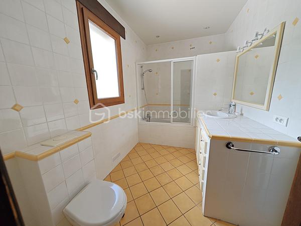 Demeure de charme de 12 pièces d’environ 344 m² habitables sur sous-sol total de 241 m²– Grand terrain boisé DE 7 300 m², calme absolu, sans vis-à-vis, 9 chambres, deux salles d'eau, une salle de bain, quatre WC séparés, avec près de 585 m² de potentiel global entre habitation et dépendances.

Au cœur d’un environnement rare, paisible et verdoyant, venez découvrir cette superbe propriété de charme, nichée dans un écrin de nature d’environ 7 300 m². Ici, tout invite à la sérénité : le calme, les arbres, l’espace, l’absence de vis-à-vis et cette impression immédiate d’être dans un lieu privilégié, à l’abri du bruit et du regard.

Dès l’arrivée, la maison séduit par son allure élégante, son architecture chaleureuse et ses très beaux volumes. Avec environ 344 m² habitables, elle offre un confort de vie remarquable, pensé pour une grande famille, pour recevoir, pour télétravailler, ou encore pour imaginer un projet de résidence secondaire, familiale ou de maison d’hôtes.

Le rez-de-chaussée développe à lui seul près de 200 m² et s’articule autour d’une pièce de vie spectaculaire d’environ 170 m². Ce vaste espace, à la fois lumineux, convivial et impressionnant par ses volumes, constitue le véritable cœur de la maison. Le hall et la pièce de réception créent immédiatement une atmosphère unique : on s’y projette naturellement pour partager de grands repas, recevoir des amis, profiter de moments en famille ou simplement savourer le calme de la propriété.

La maison dispose également d’une cuisine fonctionnelle, de plusieurs chambres au rez-de-chaussée, de salles d’eau, de rangements et d’espaces de dégagement généreux. Les ouvertures sur l’extérieur permettent de profiter pleinement du jardin, des terrasses et de la nature environnante.

À l’étage, l’espace continue de surprendre par ses volumes. Environ 145 m² habitables viennent compléter la maison, avec une grande pièce salon-bibliothèque d’environ 48 m², idéale pour créer un second salon, une salle de jeux, un espace lecture, un bureau de caractère ou un lieu de détente indépendant. Plusieurs chambres supplémentaires permettent d’accueillir famille, enfants, invités ou d’aménager des espaces selon les besoins de chacun.

Cette propriété offre une vraie liberté d’usage : chacun peut y trouver sa place, sans jamais se sentir à l’étroit. Les volumes sont rares, l’organisation est fluide, et la maison dégage une atmosphère à la fois familiale, élégante et chaleureuse.

Côté annexes, le bien dispose d’un sous-sol d’environ 187 m², offrant de nombreuses possibilités : garage, stockage, atelier, cave, espace technique ou rangement complémentaire. Un grand préau d’environ 54 m² permet également de stationner plusieurs véhicules à l’abri, avec une capacité confortable de deux à quatre voitures selon l’organisation souhaitée. Au total, les dépendances représentent environ 241 m², portant l’ensemble habitable et annexes à environ 585 m².

À l’extérieur, le terrain boisé d’environ 7 300 m² constitue l’un des grands atouts de cette propriété. Le cadre est superbe, verdoyant, intime, sans vis-à-vis, avec une vraie sensation d’espace et de tranquillité. C’est un lieu où l’on respire, où l’on entend la nature, où l’on peut imaginer des moments simples et précieux : petits-déjeuners en terrasse, soirées d’été, jeux d’enfants, promenades dans le jardin, ou simplement le plaisir de profiter d’un environnement exceptionnel au quotidien.

Cette demeure s’adresse à des acquéreurs en recherche d’un bien différent, avec une âme, de l’espace, du charme et un cadre de vie privilégié. Une maison qui ne se résume pas à des mètres carrés, mais à une véritable sensation de bien-être dès les premiers instants.

Un bien rare, généreux, lumineux, fonctionnel et plein de potentiel, à découvrir absolument pour en apprécier toute la force et l’atmosphère.

Pour tout renseignement complémentaire ou pour organiser une visite, je reste à votre disposition. Une visite permettra de ressentir pleinement le charme, le calme et le caractère exceptionnel de cette propriété