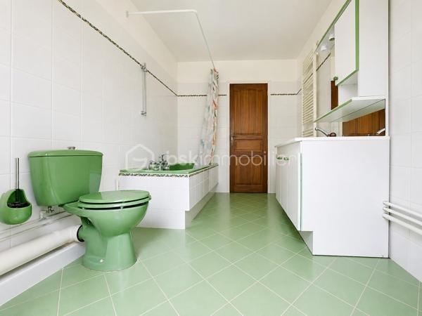 Demeure de charme de 12 pièces d’environ 344 m² habitables sur sous-sol total de 241 m²– Grand terrain boisé DE 7 300 m², calme absolu, sans vis-à-vis, 9 chambres, deux salles d'eau, une salle de bain, quatre WC séparés, avec près de 585 m² de potentiel global entre habitation et dépendances.

Au cœur d’un environnement rare, paisible et verdoyant, venez découvrir cette superbe propriété de charme, nichée dans un écrin de nature d’environ 7 300 m². Ici, tout invite à la sérénité : le calme, les arbres, l’espace, l’absence de vis-à-vis et cette impression immédiate d’être dans un lieu privilégié, à l’abri du bruit et du regard.

Dès l’arrivée, la maison séduit par son allure élégante, son architecture chaleureuse et ses très beaux volumes. Avec environ 344 m² habitables, elle offre un confort de vie remarquable, pensé pour une grande famille, pour recevoir, pour télétravailler, ou encore pour imaginer un projet de résidence secondaire, familiale ou de maison d’hôtes.

Le rez-de-chaussée développe à lui seul près de 200 m² et s’articule autour d’une pièce de vie spectaculaire d’environ 170 m². Ce vaste espace, à la fois lumineux, convivial et impressionnant par ses volumes, constitue le véritable cœur de la maison. Le hall et la pièce de réception créent immédiatement une atmosphère unique : on s’y projette naturellement pour partager de grands repas, recevoir des amis, profiter de moments en famille ou simplement savourer le calme de la propriété.

La maison dispose également d’une cuisine fonctionnelle, de plusieurs chambres au rez-de-chaussée, de salles d’eau, de rangements et d’espaces de dégagement généreux. Les ouvertures sur l’extérieur permettent de profiter pleinement du jardin, des terrasses et de la nature environnante.

À l’étage, l’espace continue de surprendre par ses volumes. Environ 145 m² habitables viennent compléter la maison, avec une grande pièce salon-bibliothèque d’environ 48 m², idéale pour créer un second salon, une salle de jeux, un espace lecture, un bureau de caractère ou un lieu de détente indépendant. Plusieurs chambres supplémentaires permettent d’accueillir famille, enfants, invités ou d’aménager des espaces selon les besoins de chacun.

Cette propriété offre une vraie liberté d’usage : chacun peut y trouver sa place, sans jamais se sentir à l’étroit. Les volumes sont rares, l’organisation est fluide, et la maison dégage une atmosphère à la fois familiale, élégante et chaleureuse.

Côté annexes, le bien dispose d’un sous-sol d’environ 187 m², offrant de nombreuses possibilités : garage, stockage, atelier, cave, espace technique ou rangement complémentaire. Un grand préau d’environ 54 m² permet également de stationner plusieurs véhicules à l’abri, avec une capacité confortable de deux à quatre voitures selon l’organisation souhaitée. Au total, les dépendances représentent environ 241 m², portant l’ensemble habitable et annexes à environ 585 m².

À l’extérieur, le terrain boisé d’environ 7 300 m² constitue l’un des grands atouts de cette propriété. Le cadre est superbe, verdoyant, intime, sans vis-à-vis, avec une vraie sensation d’espace et de tranquillité. C’est un lieu où l’on respire, où l’on entend la nature, où l’on peut imaginer des moments simples et précieux : petits-déjeuners en terrasse, soirées d’été, jeux d’enfants, promenades dans le jardin, ou simplement le plaisir de profiter d’un environnement exceptionnel au quotidien.

Cette demeure s’adresse à des acquéreurs en recherche d’un bien différent, avec une âme, de l’espace, du charme et un cadre de vie privilégié. Une maison qui ne se résume pas à des mètres carrés, mais à une véritable sensation de bien-être dès les premiers instants.

Un bien rare, généreux, lumineux, fonctionnel et plein de potentiel, à découvrir absolument pour en apprécier toute la force et l’atmosphère.

Pour tout renseignement complémentaire ou pour organiser une visite, je reste à votre disposition. Une visite permettra de ressentir pleinement le charme, le calme et le caractère exceptionnel de cette propriété