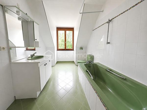 Demeure de charme de 12 pièces d’environ 344 m² habitables sur sous-sol total de 241 m²– Grand terrain boisé DE 7 300 m², calme absolu, sans vis-à-vis, 9 chambres, deux salles d'eau, une salle de bain, quatre WC séparés, avec près de 585 m² de potentiel global entre habitation et dépendances.

Au cœur d’un environnement rare, paisible et verdoyant, venez découvrir cette superbe propriété de charme, nichée dans un écrin de nature d’environ 7 300 m². Ici, tout invite à la sérénité : le calme, les arbres, l’espace, l’absence de vis-à-vis et cette impression immédiate d’être dans un lieu privilégié, à l’abri du bruit et du regard.

Dès l’arrivée, la maison séduit par son allure élégante, son architecture chaleureuse et ses très beaux volumes. Avec environ 344 m² habitables, elle offre un confort de vie remarquable, pensé pour une grande famille, pour recevoir, pour télétravailler, ou encore pour imaginer un projet de résidence secondaire, familiale ou de maison d’hôtes.

Le rez-de-chaussée développe à lui seul près de 200 m² et s’articule autour d’une pièce de vie spectaculaire d’environ 170 m². Ce vaste espace, à la fois lumineux, convivial et impressionnant par ses volumes, constitue le véritable cœur de la maison. Le hall et la pièce de réception créent immédiatement une atmosphère unique : on s’y projette naturellement pour partager de grands repas, recevoir des amis, profiter de moments en famille ou simplement savourer le calme de la propriété.

La maison dispose également d’une cuisine fonctionnelle, de plusieurs chambres au rez-de-chaussée, de salles d’eau, de rangements et d’espaces de dégagement généreux. Les ouvertures sur l’extérieur permettent de profiter pleinement du jardin, des terrasses et de la nature environnante.

À l’étage, l’espace continue de surprendre par ses volumes. Environ 145 m² habitables viennent compléter la maison, avec une grande pièce salon-bibliothèque d’environ 48 m², idéale pour créer un second salon, une salle de jeux, un espace lecture, un bureau de caractère ou un lieu de détente indépendant. Plusieurs chambres supplémentaires permettent d’accueillir famille, enfants, invités ou d’aménager des espaces selon les besoins de chacun.

Cette propriété offre une vraie liberté d’usage : chacun peut y trouver sa place, sans jamais se sentir à l’étroit. Les volumes sont rares, l’organisation est fluide, et la maison dégage une atmosphère à la fois familiale, élégante et chaleureuse.

Côté annexes, le bien dispose d’un sous-sol d’environ 187 m², offrant de nombreuses possibilités : garage, stockage, atelier, cave, espace technique ou rangement complémentaire. Un grand préau d’environ 54 m² permet également de stationner plusieurs véhicules à l’abri, avec une capacité confortable de deux à quatre voitures selon l’organisation souhaitée. Au total, les dépendances représentent environ 241 m², portant l’ensemble habitable et annexes à environ 585 m².

À l’extérieur, le terrain boisé d’environ 7 300 m² constitue l’un des grands atouts de cette propriété. Le cadre est superbe, verdoyant, intime, sans vis-à-vis, avec une vraie sensation d’espace et de tranquillité. C’est un lieu où l’on respire, où l’on entend la nature, où l’on peut imaginer des moments simples et précieux : petits-déjeuners en terrasse, soirées d’été, jeux d’enfants, promenades dans le jardin, ou simplement le plaisir de profiter d’un environnement exceptionnel au quotidien.

Cette demeure s’adresse à des acquéreurs en recherche d’un bien différent, avec une âme, de l’espace, du charme et un cadre de vie privilégié. Une maison qui ne se résume pas à des mètres carrés, mais à une véritable sensation de bien-être dès les premiers instants.

Un bien rare, généreux, lumineux, fonctionnel et plein de potentiel, à découvrir absolument pour en apprécier toute la force et l’atmosphère.

Pour tout renseignement complémentaire ou pour organiser une visite, je reste à votre disposition. Une visite permettra de ressentir pleinement le charme, le calme et le caractère exceptionnel de cette propriété