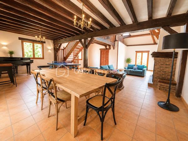 Demeure de charme de 12 pièces d’environ 344 m² habitables sur sous-sol total de 241 m²– Grand terrain boisé DE 7 300 m², calme absolu, sans vis-à-vis, 9 chambres, deux salles d'eau, une salle de bain, quatre WC séparés, avec près de 585 m² de potentiel global entre habitation et dépendances.

Au cœur d’un environnement rare, paisible et verdoyant, venez découvrir cette superbe propriété de charme, nichée dans un écrin de nature d’environ 7 300 m². Ici, tout invite à la sérénité : le calme, les arbres, l’espace, l’absence de vis-à-vis et cette impression immédiate d’être dans un lieu privilégié, à l’abri du bruit et du regard.

Dès l’arrivée, la maison séduit par son allure élégante, son architecture chaleureuse et ses très beaux volumes. Avec environ 344 m² habitables, elle offre un confort de vie remarquable, pensé pour une grande famille, pour recevoir, pour télétravailler, ou encore pour imaginer un projet de résidence secondaire, familiale ou de maison d’hôtes.

Le rez-de-chaussée développe à lui seul près de 200 m² et s’articule autour d’une pièce de vie spectaculaire d’environ 170 m². Ce vaste espace, à la fois lumineux, convivial et impressionnant par ses volumes, constitue le véritable cœur de la maison. Le hall et la pièce de réception créent immédiatement une atmosphère unique : on s’y projette naturellement pour partager de grands repas, recevoir des amis, profiter de moments en famille ou simplement savourer le calme de la propriété.

La maison dispose également d’une cuisine fonctionnelle, de plusieurs chambres au rez-de-chaussée, de salles d’eau, de rangements et d’espaces de dégagement généreux. Les ouvertures sur l’extérieur permettent de profiter pleinement du jardin, des terrasses et de la nature environnante.

À l’étage, l’espace continue de surprendre par ses volumes. Environ 145 m² habitables viennent compléter la maison, avec une grande pièce salon-bibliothèque d’environ 48 m², idéale pour créer un second salon, une salle de jeux, un espace lecture, un bureau de caractère ou un lieu de détente indépendant. Plusieurs chambres supplémentaires permettent d’accueillir famille, enfants, invités ou d’aménager des espaces selon les besoins de chacun.

Cette propriété offre une vraie liberté d’usage : chacun peut y trouver sa place, sans jamais se sentir à l’étroit. Les volumes sont rares, l’organisation est fluide, et la maison dégage une atmosphère à la fois familiale, élégante et chaleureuse.

Côté annexes, le bien dispose d’un sous-sol d’environ 187 m², offrant de nombreuses possibilités : garage, stockage, atelier, cave, espace technique ou rangement complémentaire. Un grand préau d’environ 54 m² permet également de stationner plusieurs véhicules à l’abri, avec une capacité confortable de deux à quatre voitures selon l’organisation souhaitée. Au total, les dépendances représentent environ 241 m², portant l’ensemble habitable et annexes à environ 585 m².

À l’extérieur, le terrain boisé d’environ 7 300 m² constitue l’un des grands atouts de cette propriété. Le cadre est superbe, verdoyant, intime, sans vis-à-vis, avec une vraie sensation d’espace et de tranquillité. C’est un lieu où l’on respire, où l’on entend la nature, où l’on peut imaginer des moments simples et précieux : petits-déjeuners en terrasse, soirées d’été, jeux d’enfants, promenades dans le jardin, ou simplement le plaisir de profiter d’un environnement exceptionnel au quotidien.

Cette demeure s’adresse à des acquéreurs en recherche d’un bien différent, avec une âme, de l’espace, du charme et un cadre de vie privilégié. Une maison qui ne se résume pas à des mètres carrés, mais à une véritable sensation de bien-être dès les premiers instants.

Un bien rare, généreux, lumineux, fonctionnel et plein de potentiel, à découvrir absolument pour en apprécier toute la force et l’atmosphère.

Pour tout renseignement complémentaire ou pour organiser une visite, je reste à votre disposition. Une visite permettra de ressentir pleinement le charme, le calme et le caractère exceptionnel de cette propriété