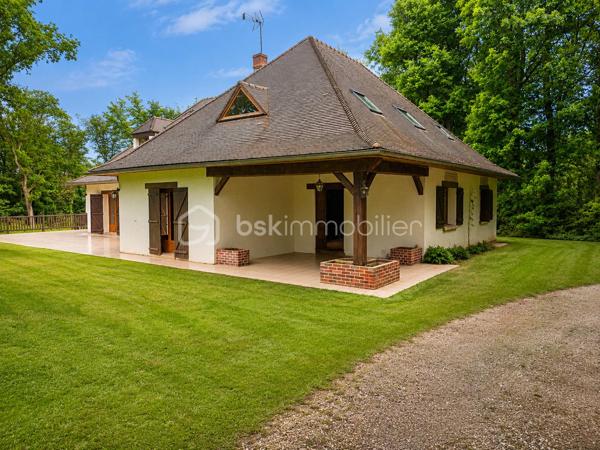 Demeure de charme de 12 pièces d’environ 344 m² habitables sur sous-sol total de 241 m²– Grand terrain boisé DE 7 300 m², calme absolu, sans vis-à-vis, 9 chambres, deux salles d'eau, une salle de bain, quatre WC séparés, avec près de 585 m² de potentiel global entre habitation et dépendances.

Au cœur d’un environnement rare, paisible et verdoyant, venez découvrir cette superbe propriété de charme, nichée dans un écrin de nature d’environ 7 300 m². Ici, tout invite à la sérénité : le calme, les arbres, l’espace, l’absence de vis-à-vis et cette impression immédiate d’être dans un lieu privilégié, à l’abri du bruit et du regard.

Dès l’arrivée, la maison séduit par son allure élégante, son architecture chaleureuse et ses très beaux volumes. Avec environ 344 m² habitables, elle offre un confort de vie remarquable, pensé pour une grande famille, pour recevoir, pour télétravailler, ou encore pour imaginer un projet de résidence secondaire, familiale ou de maison d’hôtes.

Le rez-de-chaussée développe à lui seul près de 200 m² et s’articule autour d’une pièce de vie spectaculaire d’environ 170 m². Ce vaste espace, à la fois lumineux, convivial et impressionnant par ses volumes, constitue le véritable cœur de la maison. Le hall et la pièce de réception créent immédiatement une atmosphère unique : on s’y projette naturellement pour partager de grands repas, recevoir des amis, profiter de moments en famille ou simplement savourer le calme de la propriété.

La maison dispose également d’une cuisine fonctionnelle, de plusieurs chambres au rez-de-chaussée, de salles d’eau, de rangements et d’espaces de dégagement généreux. Les ouvertures sur l’extérieur permettent de profiter pleinement du jardin, des terrasses et de la nature environnante.

À l’étage, l’espace continue de surprendre par ses volumes. Environ 145 m² habitables viennent compléter la maison, avec une grande pièce salon-bibliothèque d’environ 48 m², idéale pour créer un second salon, une salle de jeux, un espace lecture, un bureau de caractère ou un lieu de détente indépendant. Plusieurs chambres supplémentaires permettent d’accueillir famille, enfants, invités ou d’aménager des espaces selon les besoins de chacun.

Cette propriété offre une vraie liberté d’usage : chacun peut y trouver sa place, sans jamais se sentir à l’étroit. Les volumes sont rares, l’organisation est fluide, et la maison dégage une atmosphère à la fois familiale, élégante et chaleureuse.

Côté annexes, le bien dispose d’un sous-sol d’environ 187 m², offrant de nombreuses possibilités : garage, stockage, atelier, cave, espace technique ou rangement complémentaire. Un grand préau d’environ 54 m² permet également de stationner plusieurs véhicules à l’abri, avec une capacité confortable de deux à quatre voitures selon l’organisation souhaitée. Au total, les dépendances représentent environ 241 m², portant l’ensemble habitable et annexes à environ 585 m².

À l’extérieur, le terrain boisé d’environ 7 300 m² constitue l’un des grands atouts de cette propriété. Le cadre est superbe, verdoyant, intime, sans vis-à-vis, avec une vraie sensation d’espace et de tranquillité. C’est un lieu où l’on respire, où l’on entend la nature, où l’on peut imaginer des moments simples et précieux : petits-déjeuners en terrasse, soirées d’été, jeux d’enfants, promenades dans le jardin, ou simplement le plaisir de profiter d’un environnement exceptionnel au quotidien.

Cette demeure s’adresse à des acquéreurs en recherche d’un bien différent, avec une âme, de l’espace, du charme et un cadre de vie privilégié. Une maison qui ne se résume pas à des mètres carrés, mais à une véritable sensation de bien-être dès les premiers instants.

Un bien rare, généreux, lumineux, fonctionnel et plein de potentiel, à découvrir absolument pour en apprécier toute la force et l’atmosphère.

Pour tout renseignement complémentaire ou pour organiser une visite, je reste à votre disposition. Une visite permettra de ressentir pleinement le charme, le calme et le caractère exceptionnel de cette propriété