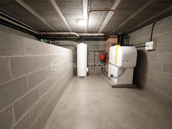 Demeure de charme de 12 pièces d’environ 344 m² habitables sur sous-sol total de 241 m²– Grand terrain boisé DE 7 300 m², calme absolu, sans vis-à-vis, 9 chambres, deux salles d'eau, une salle de bain, quatre WC séparés, avec près de 585 m² de potentiel global entre habitation et dépendances.

Au cœur d’un environnement rare, paisible et verdoyant, venez découvrir cette superbe propriété de charme, nichée dans un écrin de nature d’environ 7 300 m². Ici, tout invite à la sérénité : le calme, les arbres, l’espace, l’absence de vis-à-vis et cette impression immédiate d’être dans un lieu privilégié, à l’abri du bruit et du regard.

Dès l’arrivée, la maison séduit par son allure élégante, son architecture chaleureuse et ses très beaux volumes. Avec environ 344 m² habitables, elle offre un confort de vie remarquable, pensé pour une grande famille, pour recevoir, pour télétravailler, ou encore pour imaginer un projet de résidence secondaire, familiale ou de maison d’hôtes.

Le rez-de-chaussée développe à lui seul près de 200 m² et s’articule autour d’une pièce de vie spectaculaire d’environ 170 m². Ce vaste espace, à la fois lumineux, convivial et impressionnant par ses volumes, constitue le véritable cœur de la maison. Le hall et la pièce de réception créent immédiatement une atmosphère unique : on s’y projette naturellement pour partager de grands repas, recevoir des amis, profiter de moments en famille ou simplement savourer le calme de la propriété.

La maison dispose également d’une cuisine fonctionnelle, de plusieurs chambres au rez-de-chaussée, de salles d’eau, de rangements et d’espaces de dégagement généreux. Les ouvertures sur l’extérieur permettent de profiter pleinement du jardin, des terrasses et de la nature environnante.

À l’étage, l’espace continue de surprendre par ses volumes. Environ 145 m² habitables viennent compléter la maison, avec une grande pièce salon-bibliothèque d’environ 48 m², idéale pour créer un second salon, une salle de jeux, un espace lecture, un bureau de caractère ou un lieu de détente indépendant. Plusieurs chambres supplémentaires permettent d’accueillir famille, enfants, invités ou d’aménager des espaces selon les besoins de chacun.

Cette propriété offre une vraie liberté d’usage : chacun peut y trouver sa place, sans jamais se sentir à l’étroit. Les volumes sont rares, l’organisation est fluide, et la maison dégage une atmosphère à la fois familiale, élégante et chaleureuse.

Côté annexes, le bien dispose d’un sous-sol d’environ 187 m², offrant de nombreuses possibilités : garage, stockage, atelier, cave, espace technique ou rangement complémentaire. Un grand préau d’environ 54 m² permet également de stationner plusieurs véhicules à l’abri, avec une capacité confortable de deux à quatre voitures selon l’organisation souhaitée. Au total, les dépendances représentent environ 241 m², portant l’ensemble habitable et annexes à environ 585 m².

À l’extérieur, le terrain boisé d’environ 7 300 m² constitue l’un des grands atouts de cette propriété. Le cadre est superbe, verdoyant, intime, sans vis-à-vis, avec une vraie sensation d’espace et de tranquillité. C’est un lieu où l’on respire, où l’on entend la nature, où l’on peut imaginer des moments simples et précieux : petits-déjeuners en terrasse, soirées d’été, jeux d’enfants, promenades dans le jardin, ou simplement le plaisir de profiter d’un environnement exceptionnel au quotidien.

Cette demeure s’adresse à des acquéreurs en recherche d’un bien différent, avec une âme, de l’espace, du charme et un cadre de vie privilégié. Une maison qui ne se résume pas à des mètres carrés, mais à une véritable sensation de bien-être dès les premiers instants.

Un bien rare, généreux, lumineux, fonctionnel et plein de potentiel, à découvrir absolument pour en apprécier toute la force et l’atmosphère.

Pour tout renseignement complémentaire ou pour organiser une visite, je reste à votre disposition. Une visite permettra de ressentir pleinement le charme, le calme et le caractère exceptionnel de cette propriété