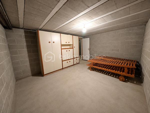 Demeure de charme de 12 pièces d’environ 344 m² habitables sur sous-sol total de 241 m²– Grand terrain boisé DE 7 300 m², calme absolu, sans vis-à-vis, 9 chambres, deux salles d'eau, une salle de bain, quatre WC séparés, avec près de 585 m² de potentiel global entre habitation et dépendances.

Au cœur d’un environnement rare, paisible et verdoyant, venez découvrir cette superbe propriété de charme, nichée dans un écrin de nature d’environ 7 300 m². Ici, tout invite à la sérénité : le calme, les arbres, l’espace, l’absence de vis-à-vis et cette impression immédiate d’être dans un lieu privilégié, à l’abri du bruit et du regard.

Dès l’arrivée, la maison séduit par son allure élégante, son architecture chaleureuse et ses très beaux volumes. Avec environ 344 m² habitables, elle offre un confort de vie remarquable, pensé pour une grande famille, pour recevoir, pour télétravailler, ou encore pour imaginer un projet de résidence secondaire, familiale ou de maison d’hôtes.

Le rez-de-chaussée développe à lui seul près de 200 m² et s’articule autour d’une pièce de vie spectaculaire d’environ 170 m². Ce vaste espace, à la fois lumineux, convivial et impressionnant par ses volumes, constitue le véritable cœur de la maison. Le hall et la pièce de réception créent immédiatement une atmosphère unique : on s’y projette naturellement pour partager de grands repas, recevoir des amis, profiter de moments en famille ou simplement savourer le calme de la propriété.

La maison dispose également d’une cuisine fonctionnelle, de plusieurs chambres au rez-de-chaussée, de salles d’eau, de rangements et d’espaces de dégagement généreux. Les ouvertures sur l’extérieur permettent de profiter pleinement du jardin, des terrasses et de la nature environnante.

À l’étage, l’espace continue de surprendre par ses volumes. Environ 145 m² habitables viennent compléter la maison, avec une grande pièce salon-bibliothèque d’environ 48 m², idéale pour créer un second salon, une salle de jeux, un espace lecture, un bureau de caractère ou un lieu de détente indépendant. Plusieurs chambres supplémentaires permettent d’accueillir famille, enfants, invités ou d’aménager des espaces selon les besoins de chacun.

Cette propriété offre une vraie liberté d’usage : chacun peut y trouver sa place, sans jamais se sentir à l’étroit. Les volumes sont rares, l’organisation est fluide, et la maison dégage une atmosphère à la fois familiale, élégante et chaleureuse.

Côté annexes, le bien dispose d’un sous-sol d’environ 187 m², offrant de nombreuses possibilités : garage, stockage, atelier, cave, espace technique ou rangement complémentaire. Un grand préau d’environ 54 m² permet également de stationner plusieurs véhicules à l’abri, avec une capacité confortable de deux à quatre voitures selon l’organisation souhaitée. Au total, les dépendances représentent environ 241 m², portant l’ensemble habitable et annexes à environ 585 m².

À l’extérieur, le terrain boisé d’environ 7 300 m² constitue l’un des grands atouts de cette propriété. Le cadre est superbe, verdoyant, intime, sans vis-à-vis, avec une vraie sensation d’espace et de tranquillité. C’est un lieu où l’on respire, où l’on entend la nature, où l’on peut imaginer des moments simples et précieux : petits-déjeuners en terrasse, soirées d’été, jeux d’enfants, promenades dans le jardin, ou simplement le plaisir de profiter d’un environnement exceptionnel au quotidien.

Cette demeure s’adresse à des acquéreurs en recherche d’un bien différent, avec une âme, de l’espace, du charme et un cadre de vie privilégié. Une maison qui ne se résume pas à des mètres carrés, mais à une véritable sensation de bien-être dès les premiers instants.

Un bien rare, généreux, lumineux, fonctionnel et plein de potentiel, à découvrir absolument pour en apprécier toute la force et l’atmosphère.

Pour tout renseignement complémentaire ou pour organiser une visite, je reste à votre disposition. Une visite permettra de ressentir pleinement le charme, le calme et le caractère exceptionnel de cette propriété