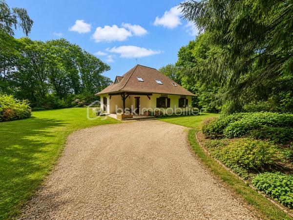 Demeure de charme de 12 pièces d’environ 344 m² habitables sur sous-sol total de 241 m²– Grand terrain boisé DE 7 300 m², calme absolu, sans vis-à-vis, 9 chambres, deux salles d'eau, une salle de bain, quatre WC séparés, avec près de 585 m² de potentiel global entre habitation et dépendances.

Au cœur d’un environnement rare, paisible et verdoyant, venez découvrir cette superbe propriété de charme, nichée dans un écrin de nature d’environ 7 300 m². Ici, tout invite à la sérénité : le calme, les arbres, l’espace, l’absence de vis-à-vis et cette impression immédiate d’être dans un lieu privilégié, à l’abri du bruit et du regard.

Dès l’arrivée, la maison séduit par son allure élégante, son architecture chaleureuse et ses très beaux volumes. Avec environ 344 m² habitables, elle offre un confort de vie remarquable, pensé pour une grande famille, pour recevoir, pour télétravailler, ou encore pour imaginer un projet de résidence secondaire, familiale ou de maison d’hôtes.

Le rez-de-chaussée développe à lui seul près de 200 m² et s’articule autour d’une pièce de vie spectaculaire d’environ 170 m². Ce vaste espace, à la fois lumineux, convivial et impressionnant par ses volumes, constitue le véritable cœur de la maison. Le hall et la pièce de réception créent immédiatement une atmosphère unique : on s’y projette naturellement pour partager de grands repas, recevoir des amis, profiter de moments en famille ou simplement savourer le calme de la propriété.

La maison dispose également d’une cuisine fonctionnelle, de plusieurs chambres au rez-de-chaussée, de salles d’eau, de rangements et d’espaces de dégagement généreux. Les ouvertures sur l’extérieur permettent de profiter pleinement du jardin, des terrasses et de la nature environnante.

À l’étage, l’espace continue de surprendre par ses volumes. Environ 145 m² habitables viennent compléter la maison, avec une grande pièce salon-bibliothèque d’environ 48 m², idéale pour créer un second salon, une salle de jeux, un espace lecture, un bureau de caractère ou un lieu de détente indépendant. Plusieurs chambres supplémentaires permettent d’accueillir famille, enfants, invités ou d’aménager des espaces selon les besoins de chacun.

Cette propriété offre une vraie liberté d’usage : chacun peut y trouver sa place, sans jamais se sentir à l’étroit. Les volumes sont rares, l’organisation est fluide, et la maison dégage une atmosphère à la fois familiale, élégante et chaleureuse.

Côté annexes, le bien dispose d’un sous-sol d’environ 187 m², offrant de nombreuses possibilités : garage, stockage, atelier, cave, espace technique ou rangement complémentaire. Un grand préau d’environ 54 m² permet également de stationner plusieurs véhicules à l’abri, avec une capacité confortable de deux à quatre voitures selon l’organisation souhaitée. Au total, les dépendances représentent environ 241 m², portant l’ensemble habitable et annexes à environ 585 m².

À l’extérieur, le terrain boisé d’environ 7 300 m² constitue l’un des grands atouts de cette propriété. Le cadre est superbe, verdoyant, intime, sans vis-à-vis, avec une vraie sensation d’espace et de tranquillité. C’est un lieu où l’on respire, où l’on entend la nature, où l’on peut imaginer des moments simples et précieux : petits-déjeuners en terrasse, soirées d’été, jeux d’enfants, promenades dans le jardin, ou simplement le plaisir de profiter d’un environnement exceptionnel au quotidien.

Cette demeure s’adresse à des acquéreurs en recherche d’un bien différent, avec une âme, de l’espace, du charme et un cadre de vie privilégié. Une maison qui ne se résume pas à des mètres carrés, mais à une véritable sensation de bien-être dès les premiers instants.

Un bien rare, généreux, lumineux, fonctionnel et plein de potentiel, à découvrir absolument pour en apprécier toute la force et l’atmosphère.

Pour tout renseignement complémentaire ou pour organiser une visite, je reste à votre disposition. Une visite permettra de ressentir pleinement le charme, le calme et le caractère exceptionnel de cette propriété
