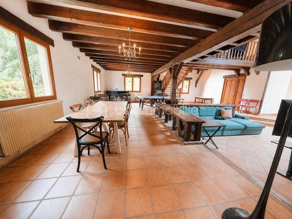 Demeure de charme de 12 pièces d’environ 344 m² habitables sur sous-sol total de 241 m²– Grand terrain boisé DE 7 300 m², calme absolu, sans vis-à-vis, 9 chambres, deux salles d'eau, une salle de bain, quatre WC séparés, avec près de 585 m² de potentiel global entre habitation et dépendances.

Au cœur d’un environnement rare, paisible et verdoyant, venez découvrir cette superbe propriété de charme, nichée dans un écrin de nature d’environ 7 300 m². Ici, tout invite à la sérénité : le calme, les arbres, l’espace, l’absence de vis-à-vis et cette impression immédiate d’être dans un lieu privilégié, à l’abri du bruit et du regard.

Dès l’arrivée, la maison séduit par son allure élégante, son architecture chaleureuse et ses très beaux volumes. Avec environ 344 m² habitables, elle offre un confort de vie remarquable, pensé pour une grande famille, pour recevoir, pour télétravailler, ou encore pour imaginer un projet de résidence secondaire, familiale ou de maison d’hôtes.

Le rez-de-chaussée développe à lui seul près de 200 m² et s’articule autour d’une pièce de vie spectaculaire d’environ 170 m². Ce vaste espace, à la fois lumineux, convivial et impressionnant par ses volumes, constitue le véritable cœur de la maison. Le hall et la pièce de réception créent immédiatement une atmosphère unique : on s’y projette naturellement pour partager de grands repas, recevoir des amis, profiter de moments en famille ou simplement savourer le calme de la propriété.

La maison dispose également d’une cuisine fonctionnelle, de plusieurs chambres au rez-de-chaussée, de salles d’eau, de rangements et d’espaces de dégagement généreux. Les ouvertures sur l’extérieur permettent de profiter pleinement du jardin, des terrasses et de la nature environnante.

À l’étage, l’espace continue de surprendre par ses volumes. Environ 145 m² habitables viennent compléter la maison, avec une grande pièce salon-bibliothèque d’environ 48 m², idéale pour créer un second salon, une salle de jeux, un espace lecture, un bureau de caractère ou un lieu de détente indépendant. Plusieurs chambres supplémentaires permettent d’accueillir famille, enfants, invités ou d’aménager des espaces selon les besoins de chacun.

Cette propriété offre une vraie liberté d’usage : chacun peut y trouver sa place, sans jamais se sentir à l’étroit. Les volumes sont rares, l’organisation est fluide, et la maison dégage une atmosphère à la fois familiale, élégante et chaleureuse.

Côté annexes, le bien dispose d’un sous-sol d’environ 187 m², offrant de nombreuses possibilités : garage, stockage, atelier, cave, espace technique ou rangement complémentaire. Un grand préau d’environ 54 m² permet également de stationner plusieurs véhicules à l’abri, avec une capacité confortable de deux à quatre voitures selon l’organisation souhaitée. Au total, les dépendances représentent environ 241 m², portant l’ensemble habitable et annexes à environ 585 m².

À l’extérieur, le terrain boisé d’environ 7 300 m² constitue l’un des grands atouts de cette propriété. Le cadre est superbe, verdoyant, intime, sans vis-à-vis, avec une vraie sensation d’espace et de tranquillité. C’est un lieu où l’on respire, où l’on entend la nature, où l’on peut imaginer des moments simples et précieux : petits-déjeuners en terrasse, soirées d’été, jeux d’enfants, promenades dans le jardin, ou simplement le plaisir de profiter d’un environnement exceptionnel au quotidien.

Cette demeure s’adresse à des acquéreurs en recherche d’un bien différent, avec une âme, de l’espace, du charme et un cadre de vie privilégié. Une maison qui ne se résume pas à des mètres carrés, mais à une véritable sensation de bien-être dès les premiers instants.

Un bien rare, généreux, lumineux, fonctionnel et plein de potentiel, à découvrir absolument pour en apprécier toute la force et l’atmosphère.

Pour tout renseignement complémentaire ou pour organiser une visite, je reste à votre disposition. Une visite permettra de ressentir pleinement le charme, le calme et le caractère exceptionnel de cette propriété