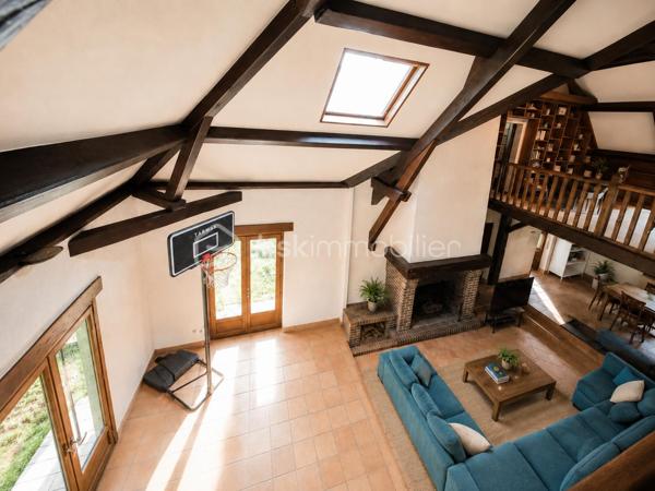 Demeure de charme de 12 pièces d’environ 344 m² habitables sur sous-sol total de 241 m²– Grand terrain boisé DE 7 300 m², calme absolu, sans vis-à-vis, 9 chambres, deux salles d'eau, une salle de bain, quatre WC séparés, avec près de 585 m² de potentiel global entre habitation et dépendances.

Au cœur d’un environnement rare, paisible et verdoyant, venez découvrir cette superbe propriété de charme, nichée dans un écrin de nature d’environ 7 300 m². Ici, tout invite à la sérénité : le calme, les arbres, l’espace, l’absence de vis-à-vis et cette impression immédiate d’être dans un lieu privilégié, à l’abri du bruit et du regard.

Dès l’arrivée, la maison séduit par son allure élégante, son architecture chaleureuse et ses très beaux volumes. Avec environ 344 m² habitables, elle offre un confort de vie remarquable, pensé pour une grande famille, pour recevoir, pour télétravailler, ou encore pour imaginer un projet de résidence secondaire, familiale ou de maison d’hôtes.

Le rez-de-chaussée développe à lui seul près de 200 m² et s’articule autour d’une pièce de vie spectaculaire d’environ 170 m². Ce vaste espace, à la fois lumineux, convivial et impressionnant par ses volumes, constitue le véritable cœur de la maison. Le hall et la pièce de réception créent immédiatement une atmosphère unique : on s’y projette naturellement pour partager de grands repas, recevoir des amis, profiter de moments en famille ou simplement savourer le calme de la propriété.

La maison dispose également d’une cuisine fonctionnelle, de plusieurs chambres au rez-de-chaussée, de salles d’eau, de rangements et d’espaces de dégagement généreux. Les ouvertures sur l’extérieur permettent de profiter pleinement du jardin, des terrasses et de la nature environnante.

À l’étage, l’espace continue de surprendre par ses volumes. Environ 145 m² habitables viennent compléter la maison, avec une grande pièce salon-bibliothèque d’environ 48 m², idéale pour créer un second salon, une salle de jeux, un espace lecture, un bureau de caractère ou un lieu de détente indépendant. Plusieurs chambres supplémentaires permettent d’accueillir famille, enfants, invités ou d’aménager des espaces selon les besoins de chacun.

Cette propriété offre une vraie liberté d’usage : chacun peut y trouver sa place, sans jamais se sentir à l’étroit. Les volumes sont rares, l’organisation est fluide, et la maison dégage une atmosphère à la fois familiale, élégante et chaleureuse.

Côté annexes, le bien dispose d’un sous-sol d’environ 187 m², offrant de nombreuses possibilités : garage, stockage, atelier, cave, espace technique ou rangement complémentaire. Un grand préau d’environ 54 m² permet également de stationner plusieurs véhicules à l’abri, avec une capacité confortable de deux à quatre voitures selon l’organisation souhaitée. Au total, les dépendances représentent environ 241 m², portant l’ensemble habitable et annexes à environ 585 m².

À l’extérieur, le terrain boisé d’environ 7 300 m² constitue l’un des grands atouts de cette propriété. Le cadre est superbe, verdoyant, intime, sans vis-à-vis, avec une vraie sensation d’espace et de tranquillité. C’est un lieu où l’on respire, où l’on entend la nature, où l’on peut imaginer des moments simples et précieux : petits-déjeuners en terrasse, soirées d’été, jeux d’enfants, promenades dans le jardin, ou simplement le plaisir de profiter d’un environnement exceptionnel au quotidien.

Cette demeure s’adresse à des acquéreurs en recherche d’un bien différent, avec une âme, de l’espace, du charme et un cadre de vie privilégié. Une maison qui ne se résume pas à des mètres carrés, mais à une véritable sensation de bien-être dès les premiers instants.

Un bien rare, généreux, lumineux, fonctionnel et plein de potentiel, à découvrir absolument pour en apprécier toute la force et l’atmosphère.

Pour tout renseignement complémentaire ou pour organiser une visite, je reste à votre disposition. Une visite permettra de ressentir pleinement le charme, le calme et le caractère exceptionnel de cette propriété