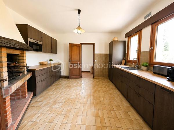 Demeure de charme de 12 pièces d’environ 344 m² habitables sur sous-sol total de 241 m²– Grand terrain boisé DE 7 300 m², calme absolu, sans vis-à-vis, 9 chambres, deux salles d'eau, une salle de bain, quatre WC séparés, avec près de 585 m² de potentiel global entre habitation et dépendances.

Au cœur d’un environnement rare, paisible et verdoyant, venez découvrir cette superbe propriété de charme, nichée dans un écrin de nature d’environ 7 300 m². Ici, tout invite à la sérénité : le calme, les arbres, l’espace, l’absence de vis-à-vis et cette impression immédiate d’être dans un lieu privilégié, à l’abri du bruit et du regard.

Dès l’arrivée, la maison séduit par son allure élégante, son architecture chaleureuse et ses très beaux volumes. Avec environ 344 m² habitables, elle offre un confort de vie remarquable, pensé pour une grande famille, pour recevoir, pour télétravailler, ou encore pour imaginer un projet de résidence secondaire, familiale ou de maison d’hôtes.

Le rez-de-chaussée développe à lui seul près de 200 m² et s’articule autour d’une pièce de vie spectaculaire d’environ 170 m². Ce vaste espace, à la fois lumineux, convivial et impressionnant par ses volumes, constitue le véritable cœur de la maison. Le hall et la pièce de réception créent immédiatement une atmosphère unique : on s’y projette naturellement pour partager de grands repas, recevoir des amis, profiter de moments en famille ou simplement savourer le calme de la propriété.

La maison dispose également d’une cuisine fonctionnelle, de plusieurs chambres au rez-de-chaussée, de salles d’eau, de rangements et d’espaces de dégagement généreux. Les ouvertures sur l’extérieur permettent de profiter pleinement du jardin, des terrasses et de la nature environnante.

À l’étage, l’espace continue de surprendre par ses volumes. Environ 145 m² habitables viennent compléter la maison, avec une grande pièce salon-bibliothèque d’environ 48 m², idéale pour créer un second salon, une salle de jeux, un espace lecture, un bureau de caractère ou un lieu de détente indépendant. Plusieurs chambres supplémentaires permettent d’accueillir famille, enfants, invités ou d’aménager des espaces selon les besoins de chacun.

Cette propriété offre une vraie liberté d’usage : chacun peut y trouver sa place, sans jamais se sentir à l’étroit. Les volumes sont rares, l’organisation est fluide, et la maison dégage une atmosphère à la fois familiale, élégante et chaleureuse.

Côté annexes, le bien dispose d’un sous-sol d’environ 187 m², offrant de nombreuses possibilités : garage, stockage, atelier, cave, espace technique ou rangement complémentaire. Un grand préau d’environ 54 m² permet également de stationner plusieurs véhicules à l’abri, avec une capacité confortable de deux à quatre voitures selon l’organisation souhaitée. Au total, les dépendances représentent environ 241 m², portant l’ensemble habitable et annexes à environ 585 m².

À l’extérieur, le terrain boisé d’environ 7 300 m² constitue l’un des grands atouts de cette propriété. Le cadre est superbe, verdoyant, intime, sans vis-à-vis, avec une vraie sensation d’espace et de tranquillité. C’est un lieu où l’on respire, où l’on entend la nature, où l’on peut imaginer des moments simples et précieux : petits-déjeuners en terrasse, soirées d’été, jeux d’enfants, promenades dans le jardin, ou simplement le plaisir de profiter d’un environnement exceptionnel au quotidien.

Cette demeure s’adresse à des acquéreurs en recherche d’un bien différent, avec une âme, de l’espace, du charme et un cadre de vie privilégié. Une maison qui ne se résume pas à des mètres carrés, mais à une véritable sensation de bien-être dès les premiers instants.

Un bien rare, généreux, lumineux, fonctionnel et plein de potentiel, à découvrir absolument pour en apprécier toute la force et l’atmosphère.

Pour tout renseignement complémentaire ou pour organiser une visite, je reste à votre disposition. Une visite permettra de ressentir pleinement le charme, le calme et le caractère exceptionnel de cette propriété