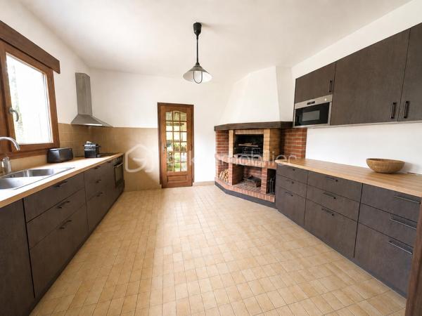 Demeure de charme de 12 pièces d’environ 344 m² habitables sur sous-sol total de 241 m²– Grand terrain boisé DE 7 300 m², calme absolu, sans vis-à-vis, 9 chambres, deux salles d'eau, une salle de bain, quatre WC séparés, avec près de 585 m² de potentiel global entre habitation et dépendances.

Au cœur d’un environnement rare, paisible et verdoyant, venez découvrir cette superbe propriété de charme, nichée dans un écrin de nature d’environ 7 300 m². Ici, tout invite à la sérénité : le calme, les arbres, l’espace, l’absence de vis-à-vis et cette impression immédiate d’être dans un lieu privilégié, à l’abri du bruit et du regard.

Dès l’arrivée, la maison séduit par son allure élégante, son architecture chaleureuse et ses très beaux volumes. Avec environ 344 m² habitables, elle offre un confort de vie remarquable, pensé pour une grande famille, pour recevoir, pour télétravailler, ou encore pour imaginer un projet de résidence secondaire, familiale ou de maison d’hôtes.

Le rez-de-chaussée développe à lui seul près de 200 m² et s’articule autour d’une pièce de vie spectaculaire d’environ 170 m². Ce vaste espace, à la fois lumineux, convivial et impressionnant par ses volumes, constitue le véritable cœur de la maison. Le hall et la pièce de réception créent immédiatement une atmosphère unique : on s’y projette naturellement pour partager de grands repas, recevoir des amis, profiter de moments en famille ou simplement savourer le calme de la propriété.

La maison dispose également d’une cuisine fonctionnelle, de plusieurs chambres au rez-de-chaussée, de salles d’eau, de rangements et d’espaces de dégagement généreux. Les ouvertures sur l’extérieur permettent de profiter pleinement du jardin, des terrasses et de la nature environnante.

À l’étage, l’espace continue de surprendre par ses volumes. Environ 145 m² habitables viennent compléter la maison, avec une grande pièce salon-bibliothèque d’environ 48 m², idéale pour créer un second salon, une salle de jeux, un espace lecture, un bureau de caractère ou un lieu de détente indépendant. Plusieurs chambres supplémentaires permettent d’accueillir famille, enfants, invités ou d’aménager des espaces selon les besoins de chacun.

Cette propriété offre une vraie liberté d’usage : chacun peut y trouver sa place, sans jamais se sentir à l’étroit. Les volumes sont rares, l’organisation est fluide, et la maison dégage une atmosphère à la fois familiale, élégante et chaleureuse.

Côté annexes, le bien dispose d’un sous-sol d’environ 187 m², offrant de nombreuses possibilités : garage, stockage, atelier, cave, espace technique ou rangement complémentaire. Un grand préau d’environ 54 m² permet également de stationner plusieurs véhicules à l’abri, avec une capacité confortable de deux à quatre voitures selon l’organisation souhaitée. Au total, les dépendances représentent environ 241 m², portant l’ensemble habitable et annexes à environ 585 m².

À l’extérieur, le terrain boisé d’environ 7 300 m² constitue l’un des grands atouts de cette propriété. Le cadre est superbe, verdoyant, intime, sans vis-à-vis, avec une vraie sensation d’espace et de tranquillité. C’est un lieu où l’on respire, où l’on entend la nature, où l’on peut imaginer des moments simples et précieux : petits-déjeuners en terrasse, soirées d’été, jeux d’enfants, promenades dans le jardin, ou simplement le plaisir de profiter d’un environnement exceptionnel au quotidien.

Cette demeure s’adresse à des acquéreurs en recherche d’un bien différent, avec une âme, de l’espace, du charme et un cadre de vie privilégié. Une maison qui ne se résume pas à des mètres carrés, mais à une véritable sensation de bien-être dès les premiers instants.

Un bien rare, généreux, lumineux, fonctionnel et plein de potentiel, à découvrir absolument pour en apprécier toute la force et l’atmosphère.

Pour tout renseignement complémentaire ou pour organiser une visite, je reste à votre disposition. Une visite permettra de ressentir pleinement le charme, le calme et le caractère exceptionnel de cette propriété