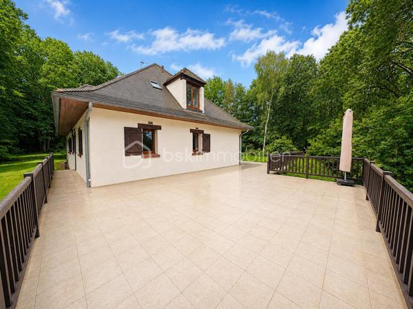 Demeure de charme de 12 pièces d’environ 344 m² habitables sur sous-sol total de 241 m²– Grand terrain boisé DE 7 300 m², calme absolu, sans vis-à-vis, 9 chambres, deux salles d'eau, une salle de bain, quatre WC séparés, avec près de 585 m² de potentiel global entre habitation et dépendances.

Au cœur d’un environnement rare, paisible et verdoyant, venez découvrir cette superbe propriété de charme, nichée dans un écrin de nature d’environ 7 300 m². Ici, tout invite à la sérénité : le calme, les arbres, l’espace, l’absence de vis-à-vis et cette impression immédiate d’être dans un lieu privilégié, à l’abri du bruit et du regard.

Dès l’arrivée, la maison séduit par son allure élégante, son architecture chaleureuse et ses très beaux volumes. Avec environ 344 m² habitables, elle offre un confort de vie remarquable, pensé pour une grande famille, pour recevoir, pour télétravailler, ou encore pour imaginer un projet de résidence secondaire, familiale ou de maison d’hôtes.

Le rez-de-chaussée développe à lui seul près de 200 m² et s’articule autour d’une pièce de vie spectaculaire d’environ 170 m². Ce vaste espace, à la fois lumineux, convivial et impressionnant par ses volumes, constitue le véritable cœur de la maison. Le hall et la pièce de réception créent immédiatement une atmosphère unique : on s’y projette naturellement pour partager de grands repas, recevoir des amis, profiter de moments en famille ou simplement savourer le calme de la propriété.

La maison dispose également d’une cuisine fonctionnelle, de plusieurs chambres au rez-de-chaussée, de salles d’eau, de rangements et d’espaces de dégagement généreux. Les ouvertures sur l’extérieur permettent de profiter pleinement du jardin, des terrasses et de la nature environnante.

À l’étage, l’espace continue de surprendre par ses volumes. Environ 145 m² habitables viennent compléter la maison, avec une grande pièce salon-bibliothèque d’environ 48 m², idéale pour créer un second salon, une salle de jeux, un espace lecture, un bureau de caractère ou un lieu de détente indépendant. Plusieurs chambres supplémentaires permettent d’accueillir famille, enfants, invités ou d’aménager des espaces selon les besoins de chacun.

Cette propriété offre une vraie liberté d’usage : chacun peut y trouver sa place, sans jamais se sentir à l’étroit. Les volumes sont rares, l’organisation est fluide, et la maison dégage une atmosphère à la fois familiale, élégante et chaleureuse.

Côté annexes, le bien dispose d’un sous-sol d’environ 187 m², offrant de nombreuses possibilités : garage, stockage, atelier, cave, espace technique ou rangement complémentaire. Un grand préau d’environ 54 m² permet également de stationner plusieurs véhicules à l’abri, avec une capacité confortable de deux à quatre voitures selon l’organisation souhaitée. Au total, les dépendances représentent environ 241 m², portant l’ensemble habitable et annexes à environ 585 m².

À l’extérieur, le terrain boisé d’environ 7 300 m² constitue l’un des grands atouts de cette propriété. Le cadre est superbe, verdoyant, intime, sans vis-à-vis, avec une vraie sensation d’espace et de tranquillité. C’est un lieu où l’on respire, où l’on entend la nature, où l’on peut imaginer des moments simples et précieux : petits-déjeuners en terrasse, soirées d’été, jeux d’enfants, promenades dans le jardin, ou simplement le plaisir de profiter d’un environnement exceptionnel au quotidien.

Cette demeure s’adresse à des acquéreurs en recherche d’un bien différent, avec une âme, de l’espace, du charme et un cadre de vie privilégié. Une maison qui ne se résume pas à des mètres carrés, mais à une véritable sensation de bien-être dès les premiers instants.

Un bien rare, généreux, lumineux, fonctionnel et plein de potentiel, à découvrir absolument pour en apprécier toute la force et l’atmosphère.

Pour tout renseignement complémentaire ou pour organiser une visite, je reste à votre disposition. Une visite permettra de ressentir pleinement le charme, le calme et le caractère exceptionnel de cette propriété