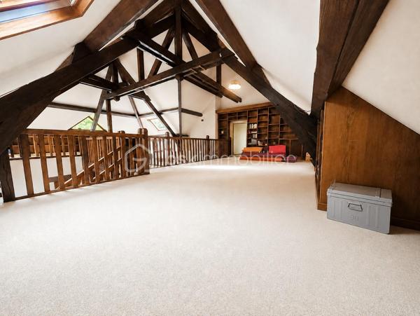 Demeure de charme de 12 pièces d’environ 344 m² habitables sur sous-sol total de 241 m²– Grand terrain boisé DE 7 300 m², calme absolu, sans vis-à-vis, 9 chambres, deux salles d'eau, une salle de bain, quatre WC séparés, avec près de 585 m² de potentiel global entre habitation et dépendances.

Au cœur d’un environnement rare, paisible et verdoyant, venez découvrir cette superbe propriété de charme, nichée dans un écrin de nature d’environ 7 300 m². Ici, tout invite à la sérénité : le calme, les arbres, l’espace, l’absence de vis-à-vis et cette impression immédiate d’être dans un lieu privilégié, à l’abri du bruit et du regard.

Dès l’arrivée, la maison séduit par son allure élégante, son architecture chaleureuse et ses très beaux volumes. Avec environ 344 m² habitables, elle offre un confort de vie remarquable, pensé pour une grande famille, pour recevoir, pour télétravailler, ou encore pour imaginer un projet de résidence secondaire, familiale ou de maison d’hôtes.

Le rez-de-chaussée développe à lui seul près de 200 m² et s’articule autour d’une pièce de vie spectaculaire d’environ 170 m². Ce vaste espace, à la fois lumineux, convivial et impressionnant par ses volumes, constitue le véritable cœur de la maison. Le hall et la pièce de réception créent immédiatement une atmosphère unique : on s’y projette naturellement pour partager de grands repas, recevoir des amis, profiter de moments en famille ou simplement savourer le calme de la propriété.

La maison dispose également d’une cuisine fonctionnelle, de plusieurs chambres au rez-de-chaussée, de salles d’eau, de rangements et d’espaces de dégagement généreux. Les ouvertures sur l’extérieur permettent de profiter pleinement du jardin, des terrasses et de la nature environnante.

À l’étage, l’espace continue de surprendre par ses volumes. Environ 145 m² habitables viennent compléter la maison, avec une grande pièce salon-bibliothèque d’environ 48 m², idéale pour créer un second salon, une salle de jeux, un espace lecture, un bureau de caractère ou un lieu de détente indépendant. Plusieurs chambres supplémentaires permettent d’accueillir famille, enfants, invités ou d’aménager des espaces selon les besoins de chacun.

Cette propriété offre une vraie liberté d’usage : chacun peut y trouver sa place, sans jamais se sentir à l’étroit. Les volumes sont rares, l’organisation est fluide, et la maison dégage une atmosphère à la fois familiale, élégante et chaleureuse.

Côté annexes, le bien dispose d’un sous-sol d’environ 187 m², offrant de nombreuses possibilités : garage, stockage, atelier, cave, espace technique ou rangement complémentaire. Un grand préau d’environ 54 m² permet également de stationner plusieurs véhicules à l’abri, avec une capacité confortable de deux à quatre voitures selon l’organisation souhaitée. Au total, les dépendances représentent environ 241 m², portant l’ensemble habitable et annexes à environ 585 m².

À l’extérieur, le terrain boisé d’environ 7 300 m² constitue l’un des grands atouts de cette propriété. Le cadre est superbe, verdoyant, intime, sans vis-à-vis, avec une vraie sensation d’espace et de tranquillité. C’est un lieu où l’on respire, où l’on entend la nature, où l’on peut imaginer des moments simples et précieux : petits-déjeuners en terrasse, soirées d’été, jeux d’enfants, promenades dans le jardin, ou simplement le plaisir de profiter d’un environnement exceptionnel au quotidien.

Cette demeure s’adresse à des acquéreurs en recherche d’un bien différent, avec une âme, de l’espace, du charme et un cadre de vie privilégié. Une maison qui ne se résume pas à des mètres carrés, mais à une véritable sensation de bien-être dès les premiers instants.

Un bien rare, généreux, lumineux, fonctionnel et plein de potentiel, à découvrir absolument pour en apprécier toute la force et l’atmosphère.

Pour tout renseignement complémentaire ou pour organiser une visite, je reste à votre disposition. Une visite permettra de ressentir pleinement le charme, le calme et le caractère exceptionnel de cette propriété