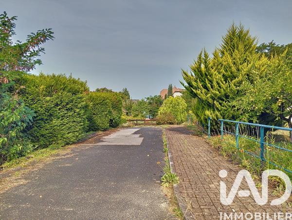 Immeuble à vendre 2 900 m² Bourg-et-Comin