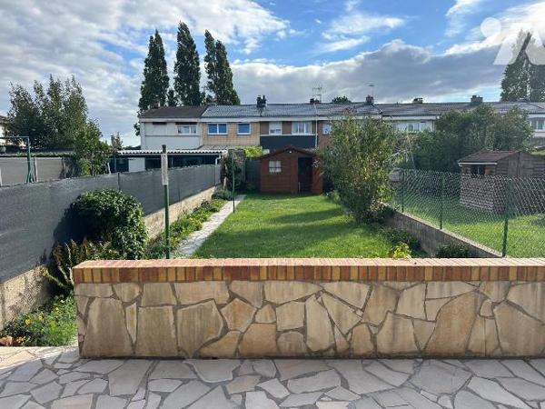 À vendre, maison mitoyenne située à Petite-Synthe, à proximité du Fort, dans un secteur pratiqu...