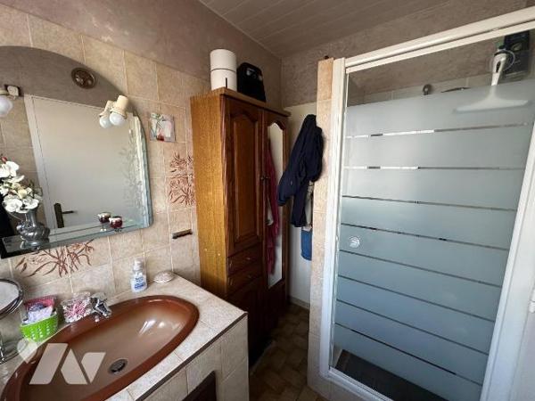 À vendre, maison mitoyenne située à Petite-Synthe, à proximité du Fort, dans un secteur pratiqu...