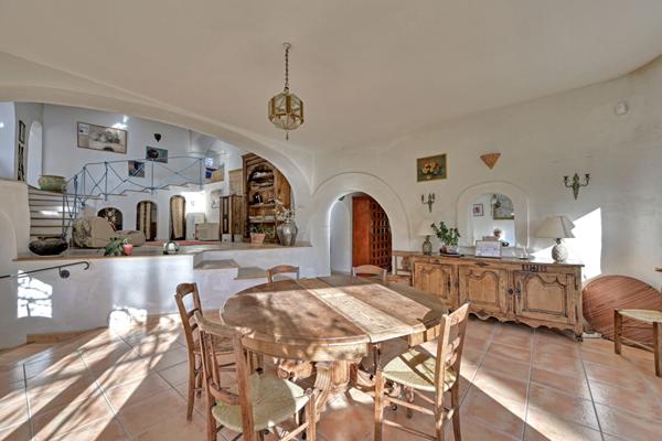 Maison singulière avec jardin et piscine