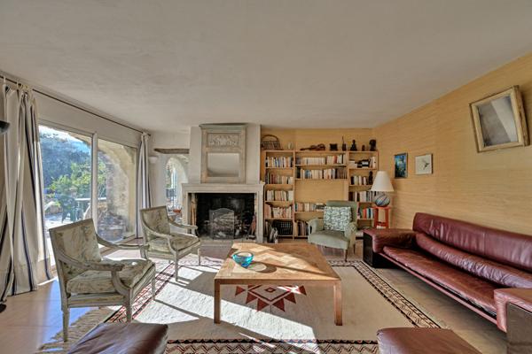 Maison singulière avec jardin et piscine