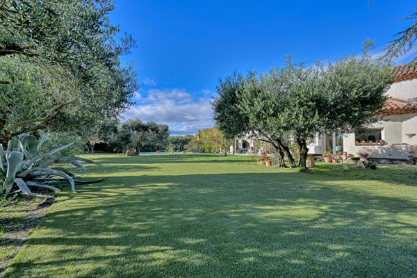 Maison singulière avec jardin et piscine