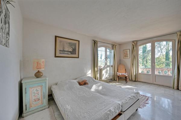 Maison singulière avec jardin et piscine