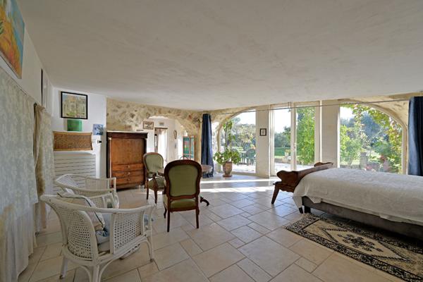 Maison singulière avec jardin et piscine