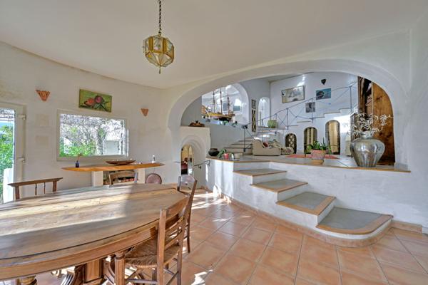 Maison singulière avec jardin et piscine