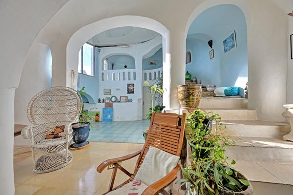 Maison singulière avec jardin et piscine