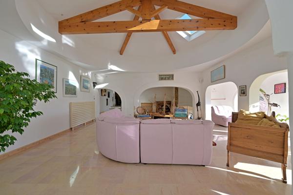 Maison singulière avec jardin et piscine