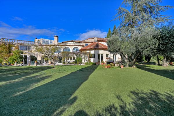 Maison singulière avec jardin et piscine