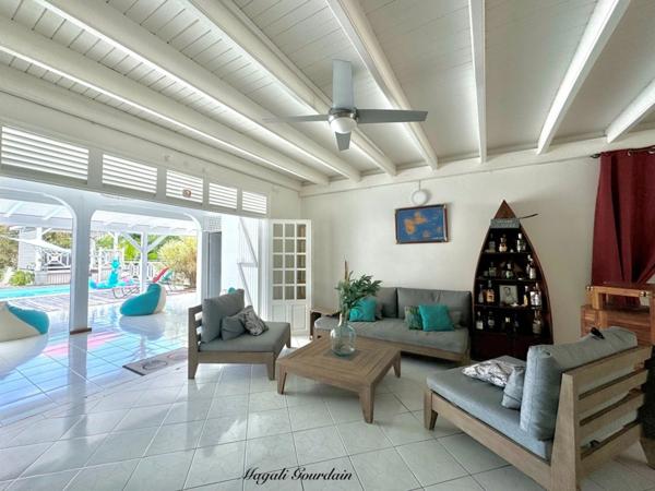 À VENDRE – VILLA DE CHARME AVEC PISCINE & ANNEXES – SAINT-FRANÇOIS