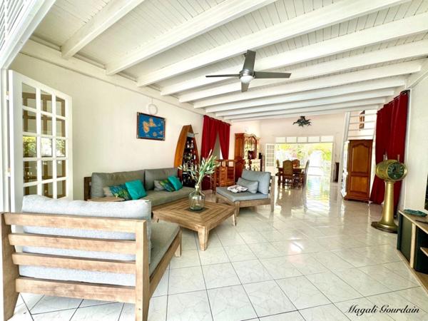 À VENDRE – VILLA DE CHARME AVEC PISCINE & ANNEXES – SAINT-FRANÇOIS