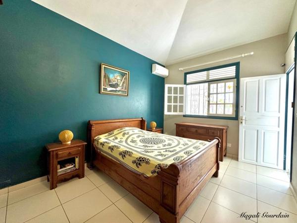 À VENDRE – VILLA DE CHARME AVEC PISCINE & ANNEXES – SAINT-FRANÇOIS