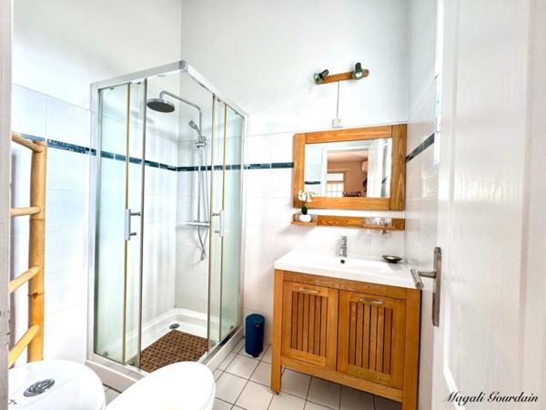 À VENDRE – VILLA DE CHARME AVEC PISCINE & ANNEXES – SAINT-FRANÇOIS