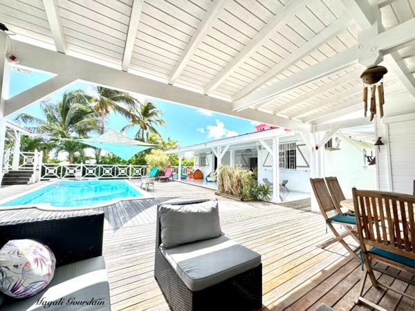À VENDRE – VILLA DE CHARME AVEC PISCINE & ANNEXES – SAINT-FRANÇOIS