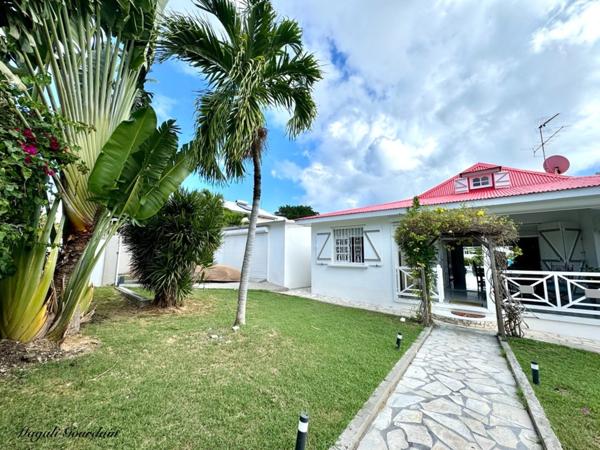 À VENDRE – VILLA DE CHARME AVEC PISCINE & ANNEXES – SAINT-FRANÇOIS