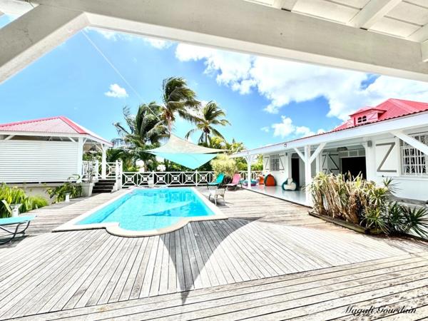 À VENDRE – VILLA DE CHARME AVEC PISCINE & ANNEXES – SAINT-FRANÇOIS