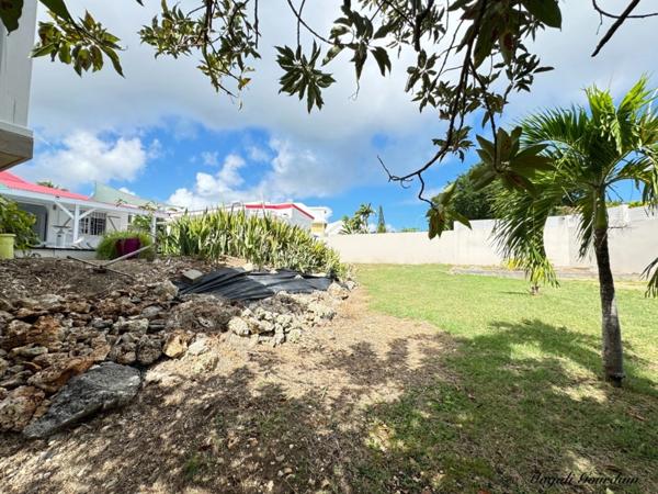 À VENDRE – VILLA DE CHARME AVEC PISCINE & ANNEXES – SAINT-FRANÇOIS