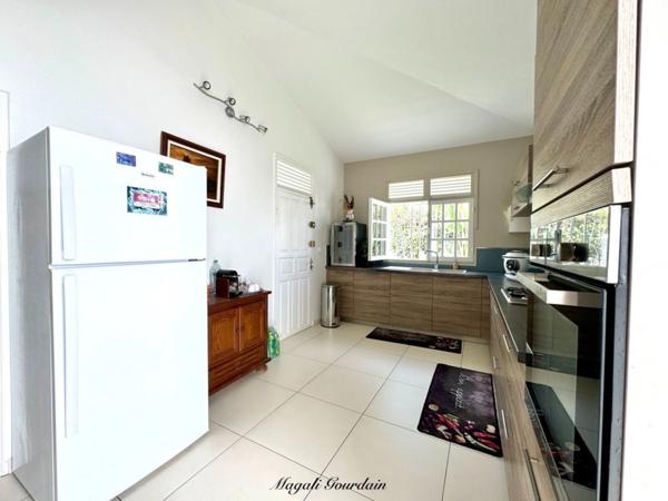 À VENDRE – VILLA DE CHARME AVEC PISCINE & ANNEXES – SAINT-FRANÇOIS