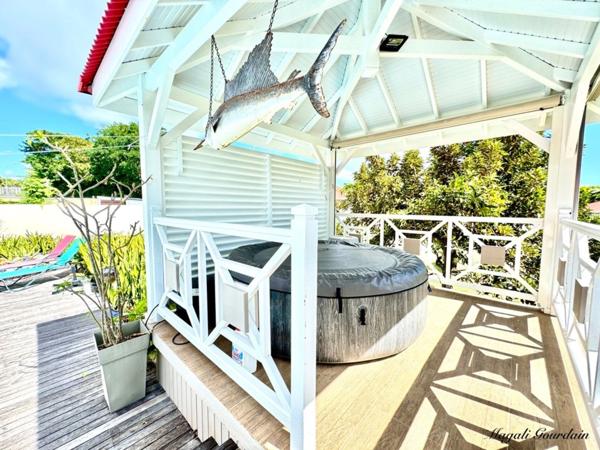 À VENDRE – VILLA DE CHARME AVEC PISCINE & ANNEXES – SAINT-FRANÇOIS